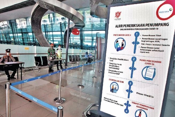 Petugas berjaga di pos pemeriksaan pertama di Terminal 3 Bandara Soekarno-Hatta, Tangerang, Banten, kemarin.