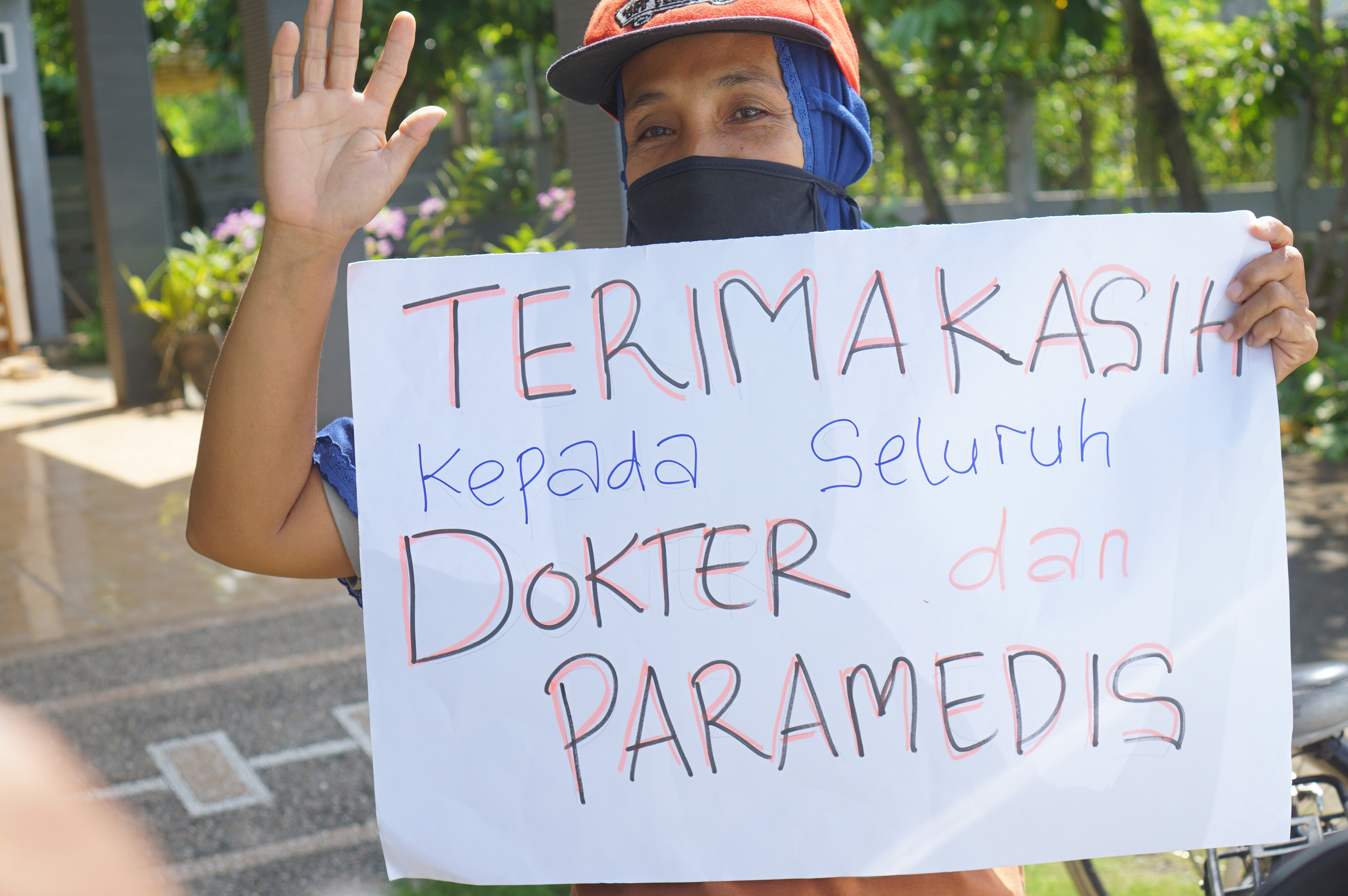 Ilustrasi - Sambutan warga kepada pasien positif covid-19 yang telah dinyatakan sembuh