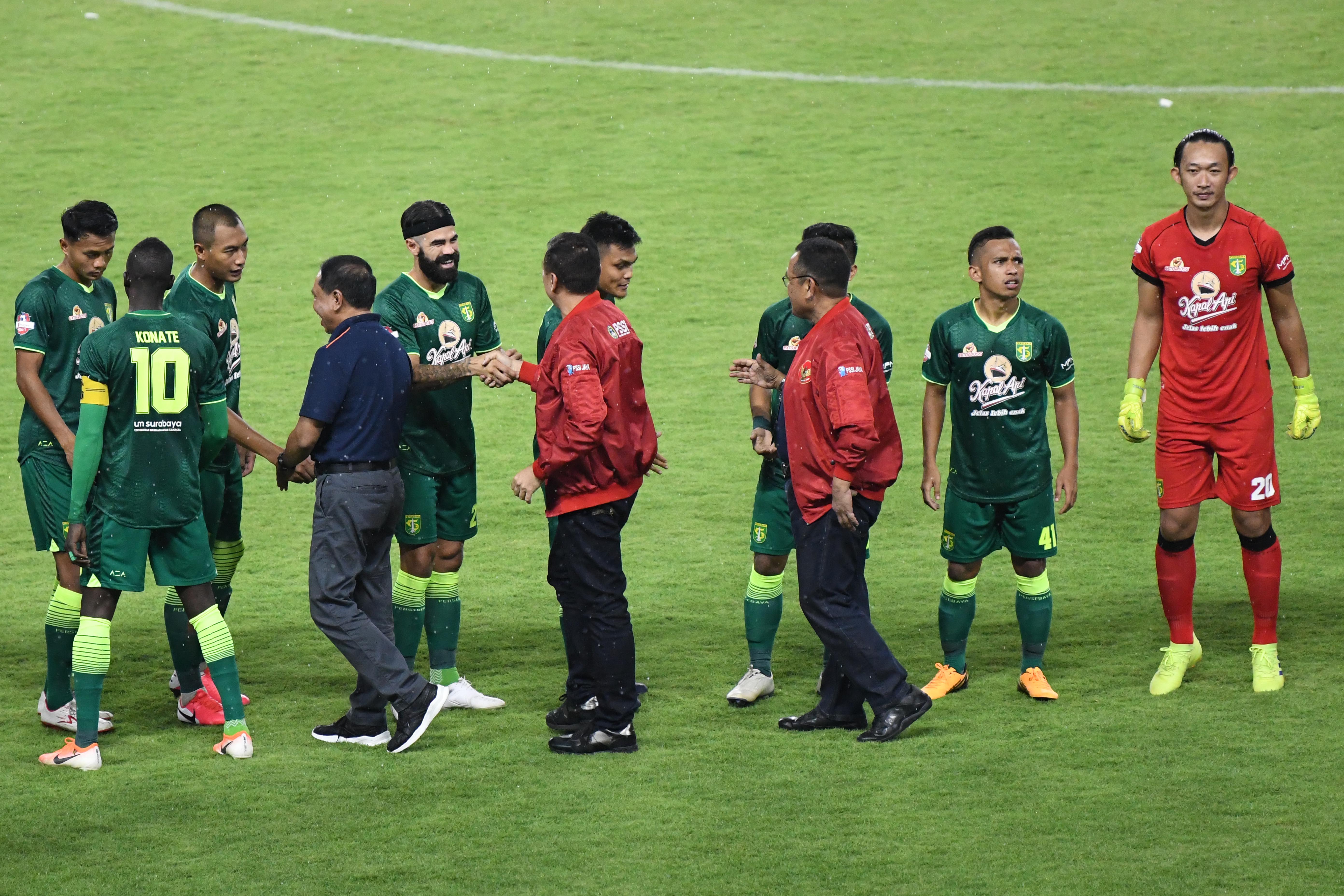 Menpora Zainudin Amali didampingi petinggi PT LIB menyalami pesepak bola Persebaya Surabaya.