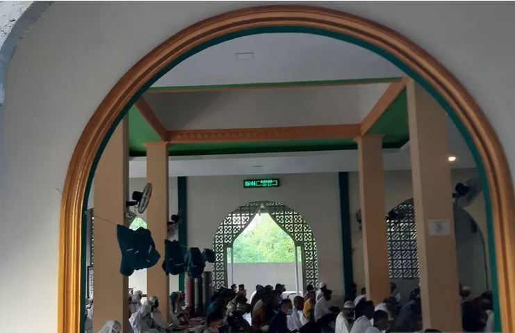Warga menggelar shalat Idul Fitri di masjid yang ada di Kota Gorontalo, Minggu (24/5).