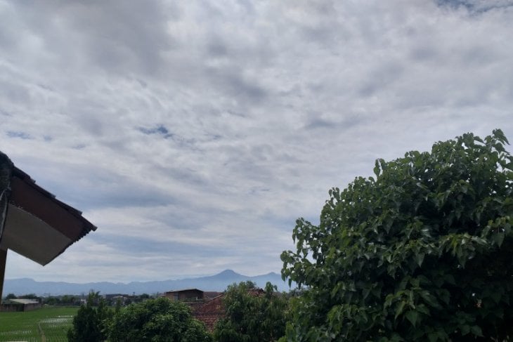Langit di Kabupaten Bandung saat terjadi suara dentuman, Kamis (21/5). 
