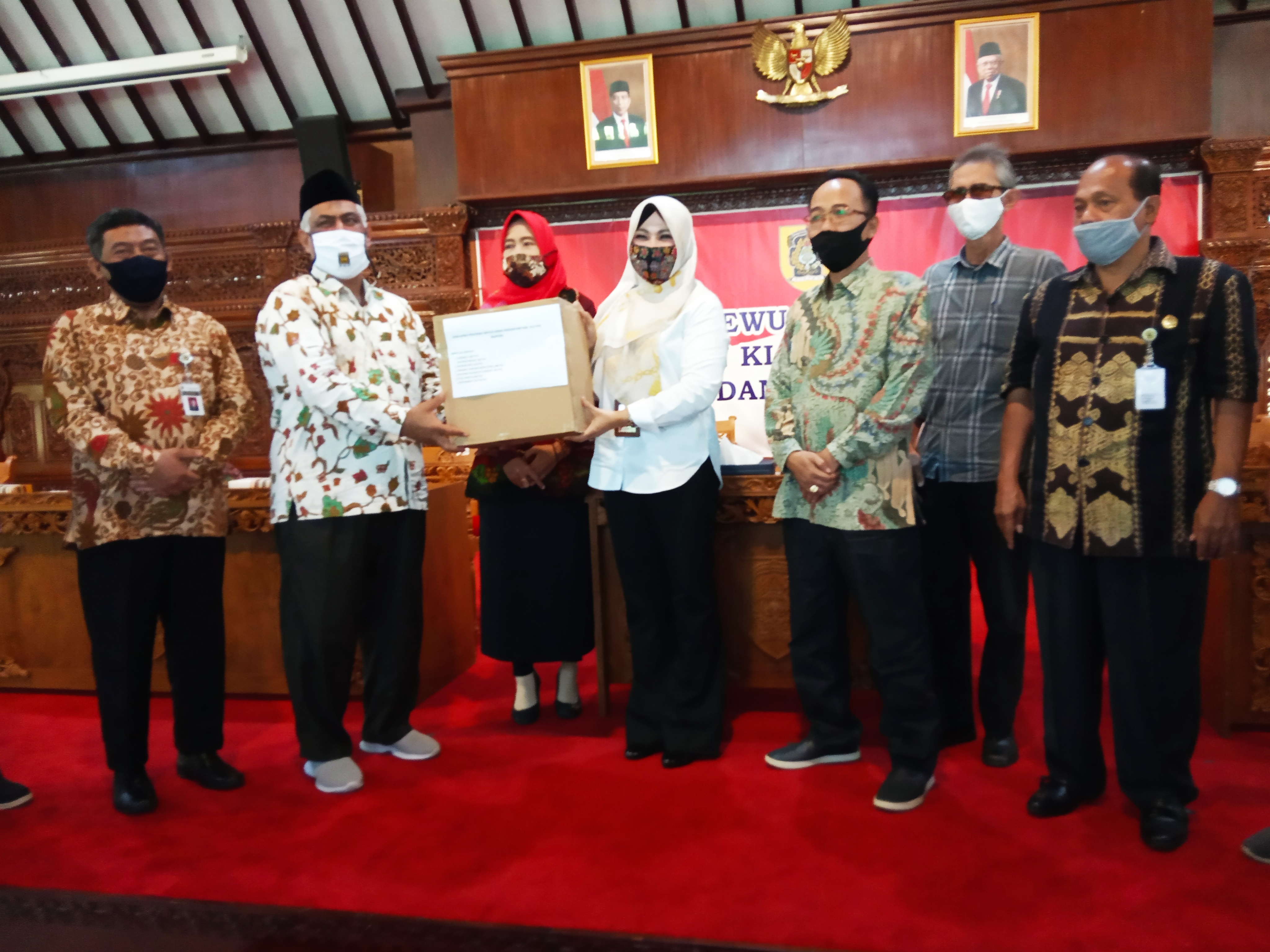 DPRD Provinsi Jateng dari daerah pemilihan  VII memberikan bantuan paket alat pelindung diri  untuk rumah sakit dan puskesmas di Klaten.