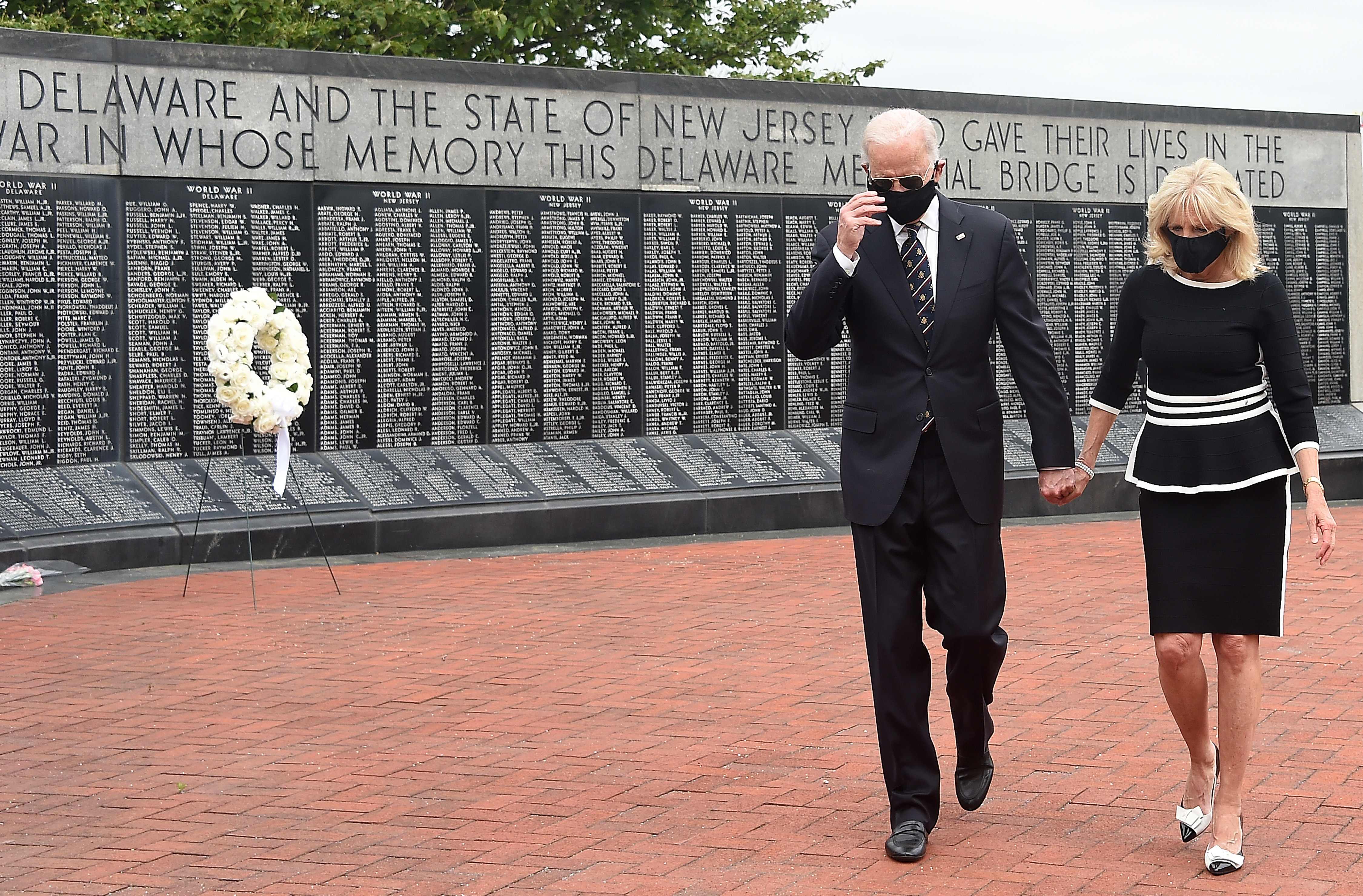 Kandidat Presiden AS dari Partai Demokrat Joe Biden bersama istrinya, Jill, meletakan karangan bunga untuk para korban perang.