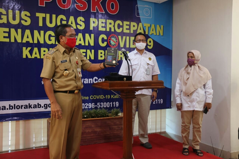 Bupati Blora Djoko Nugroho (menggunakan masker merah)