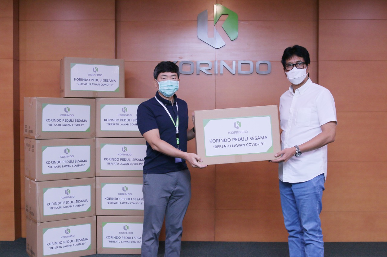 Perwakilan Kabupaten Boven Digoel, Lutfi Prabantara, menerima bantuan ribuan APD dari Senior Vice Chairman Korindo Group, Robert Seung.