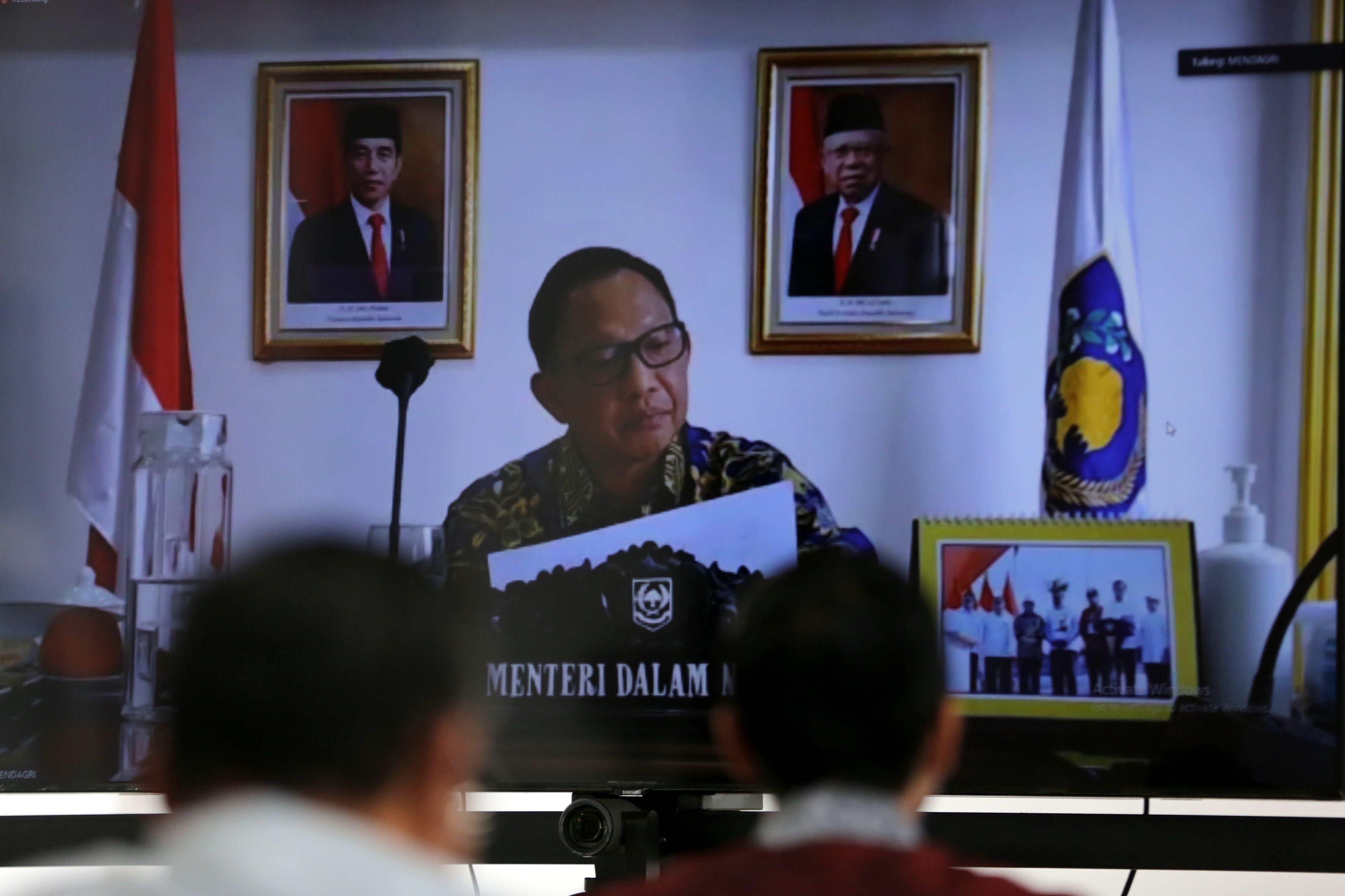 Mendagri Tito Karnavian memberiian arahan soal realokasi anggaran lewat video konferensi