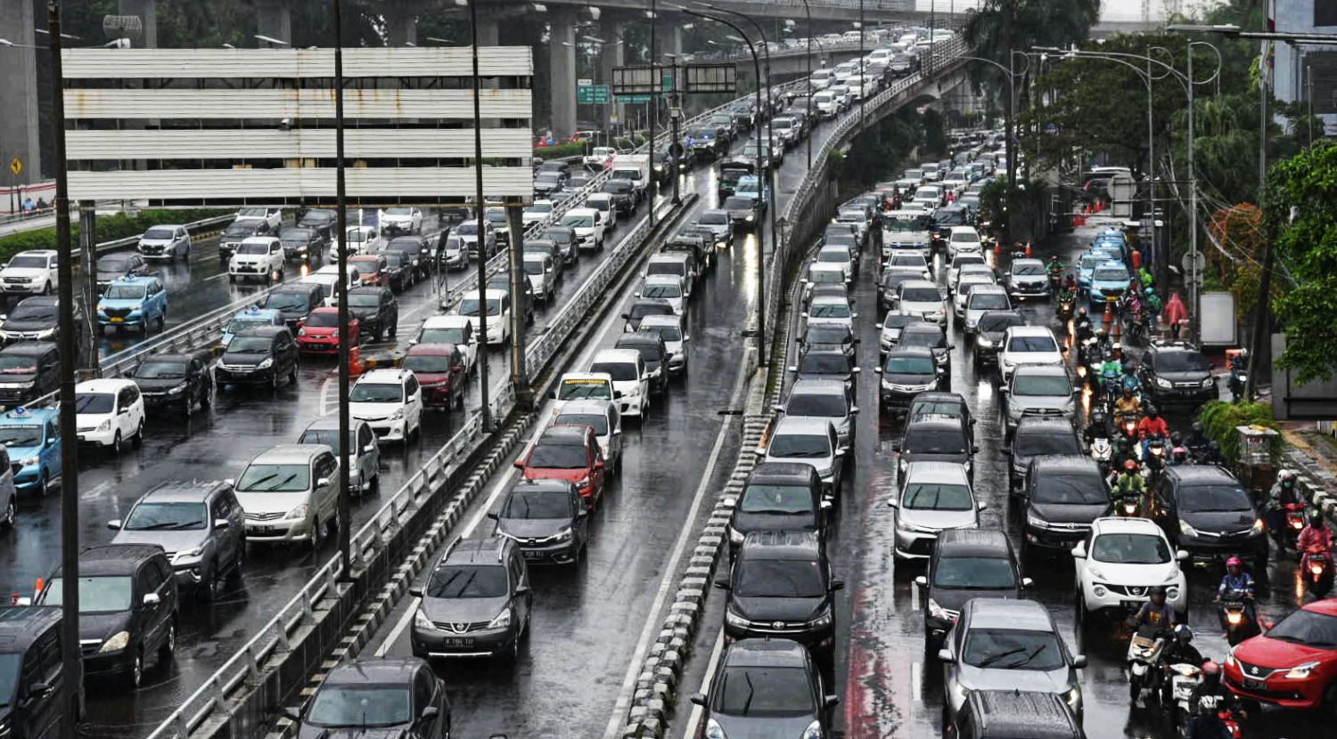 Kendaraan terjebak kemacetan di Jalan Gatot Subroto, Jakarta, pada pukul 16.04 WIB, kemarin.