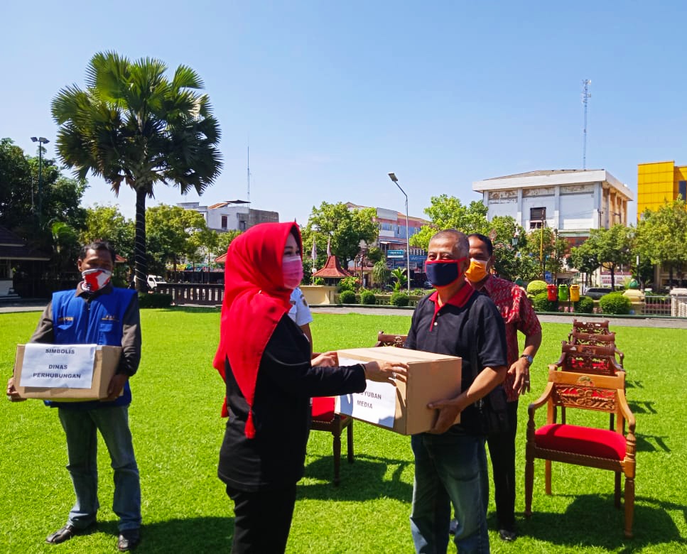 Bupati Sri Mulyani secara simbolis menyerahkan bantuan sembako kepada pekerja harian lepas di Klaten.