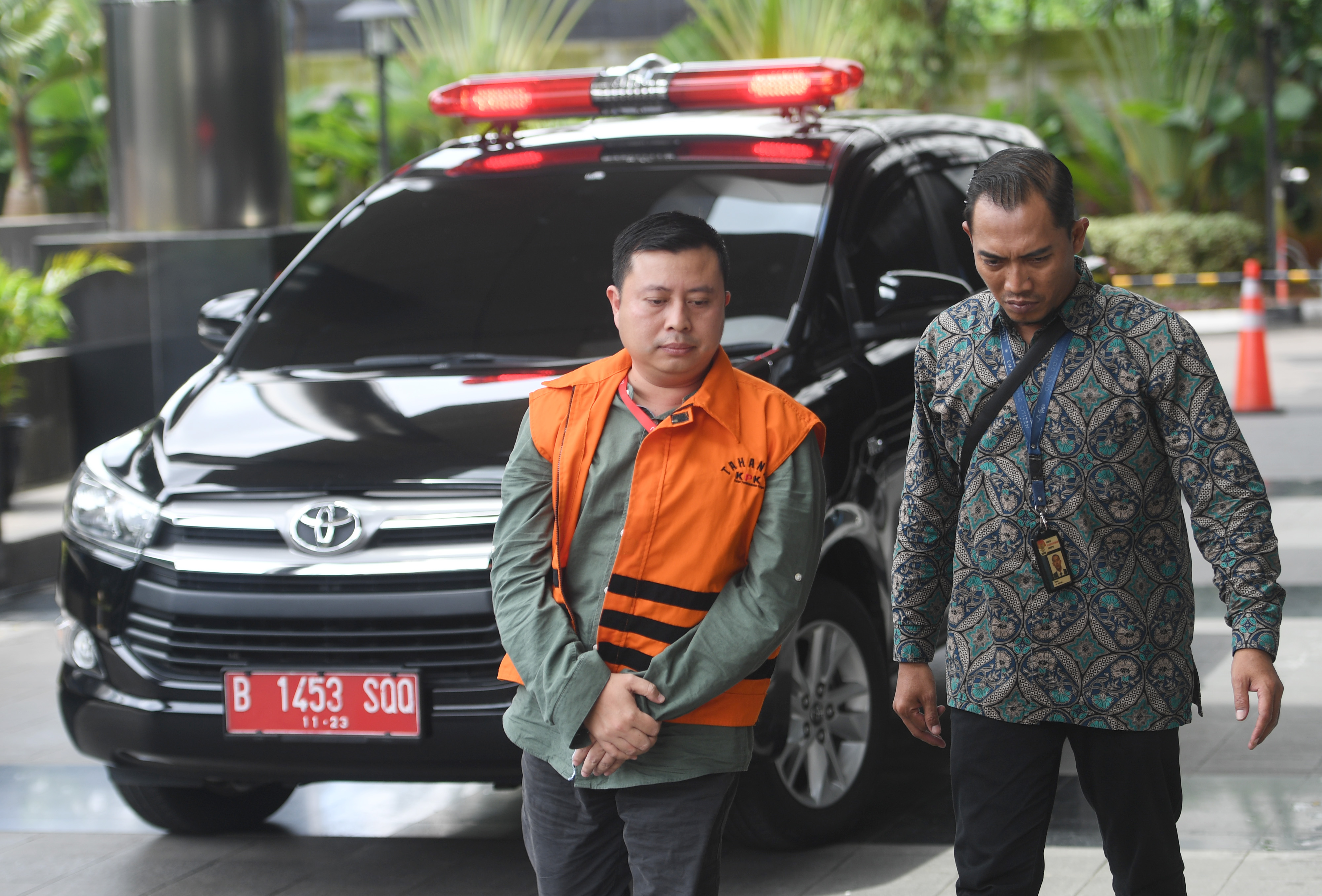 Mantan Staf Sekjen PDIP Hasto Kristiyanto, Saeful Bahri memakai rompi oranye milik KPK.