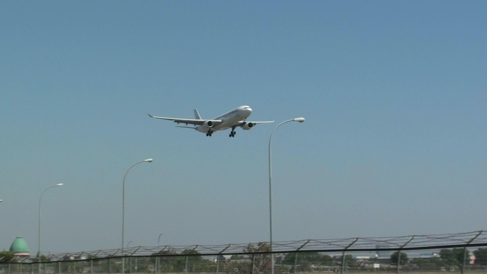 Pesawat terbang di atas Bandara juanda, Surabaya