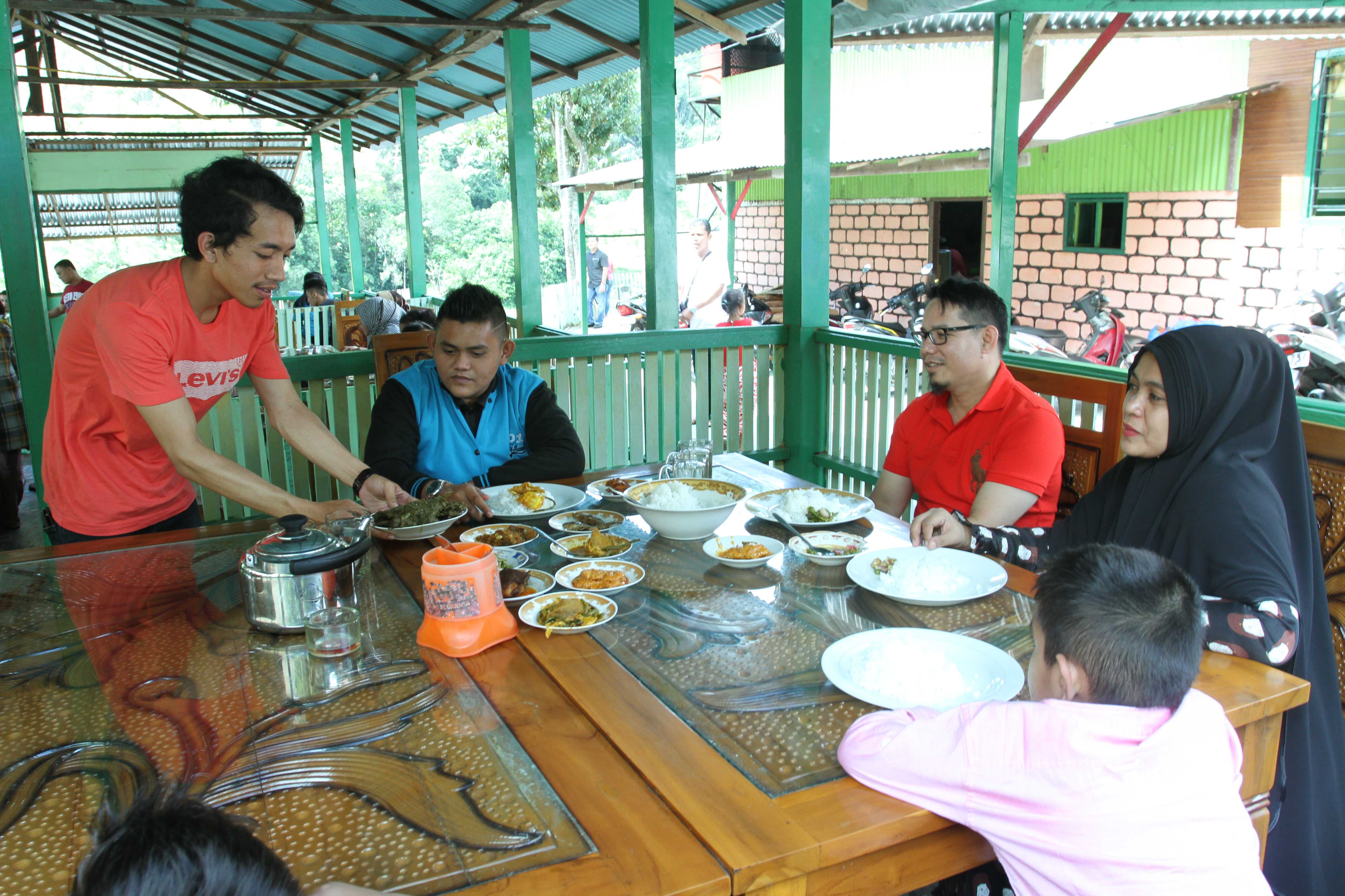 Ilustrasi rumah makan di Padang
