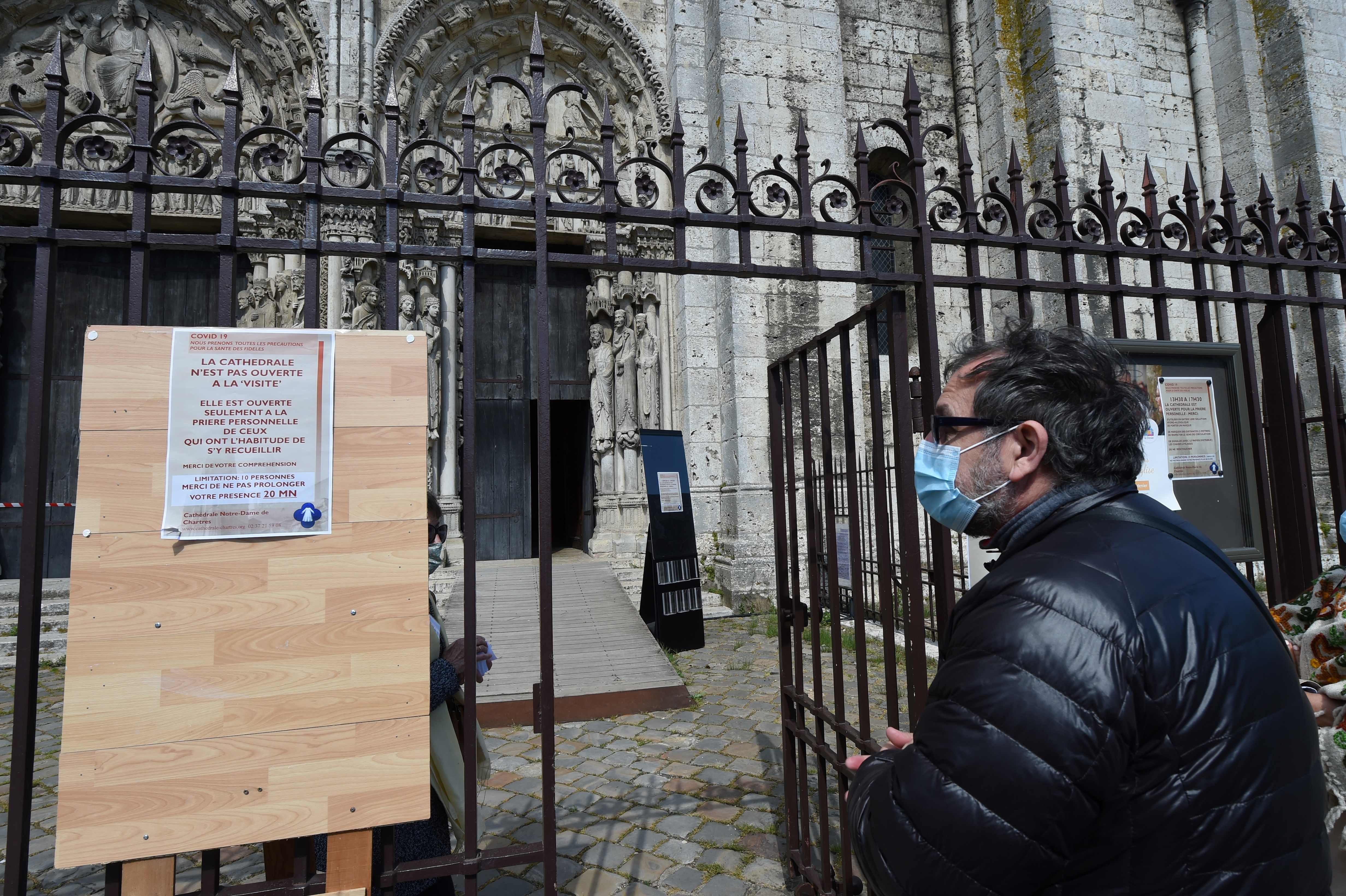 Seorang warga menanti giliran untuk memasuki Katedral Notre Dame, Paris, Prancis, Kamis  (14/5).