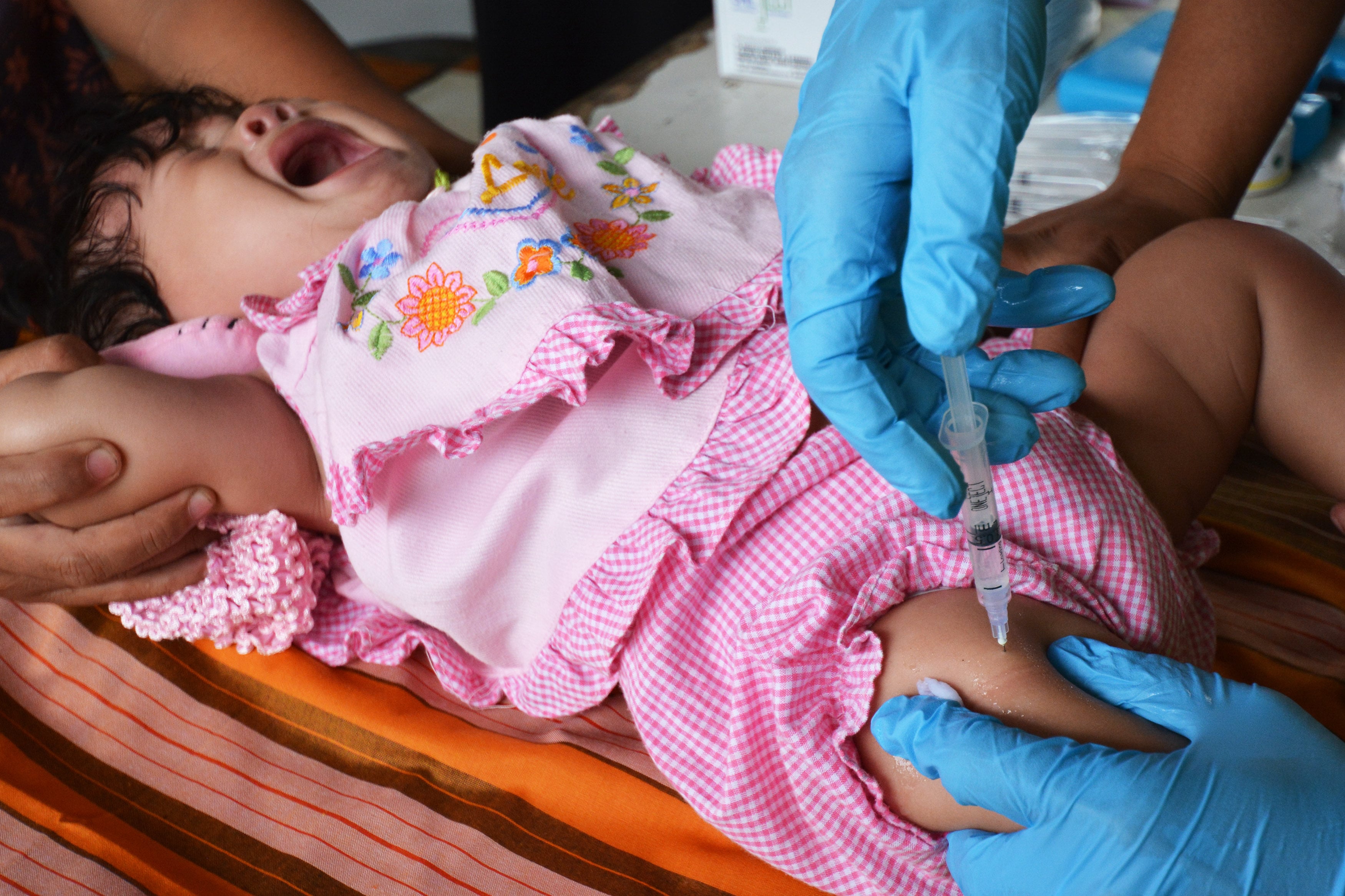 Seorang bayi menangis ketika disuntik dengan vaksin polio di salah satu Posyandu di Palu, Sulawesi Tengah.