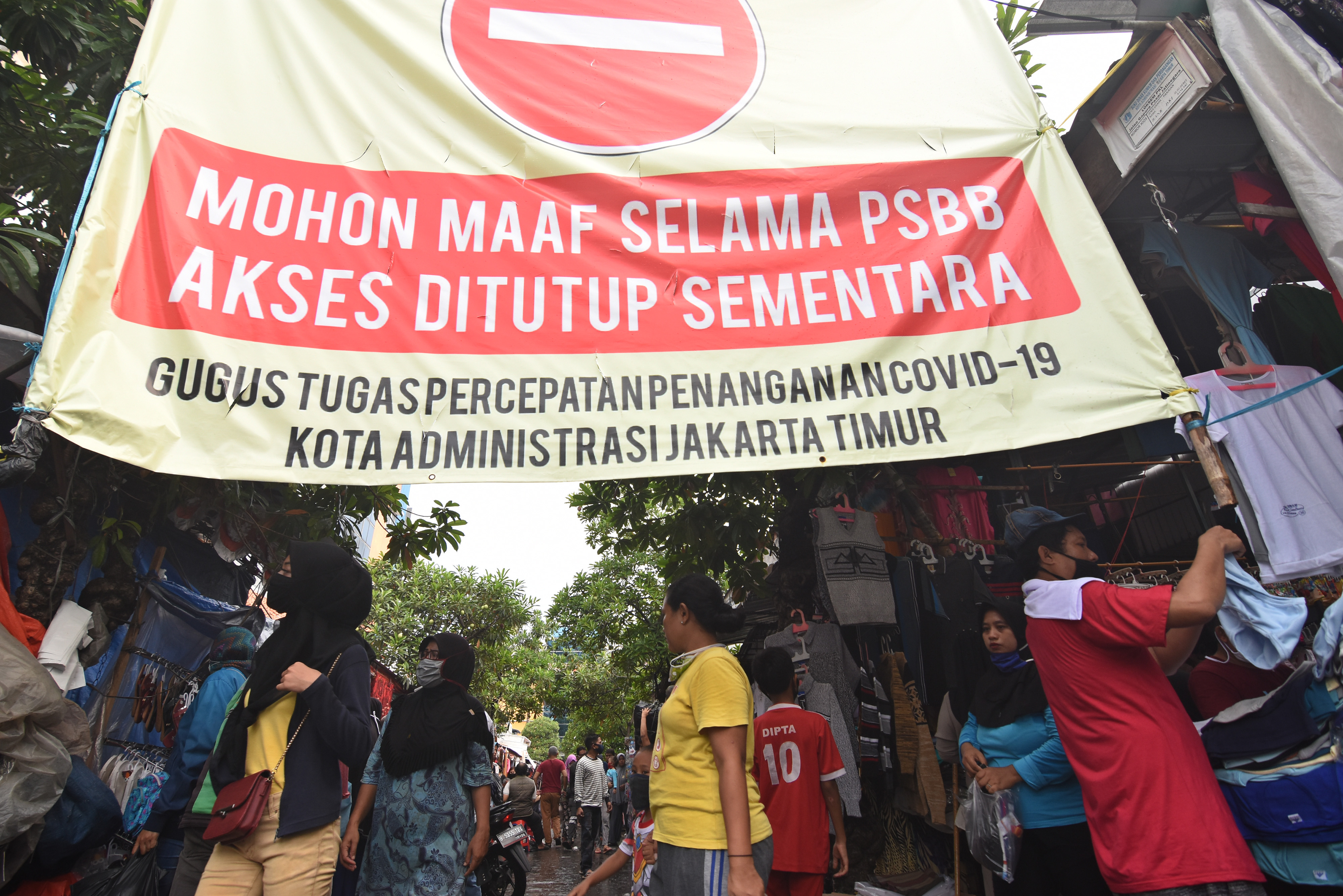 Meski ada PSBB, Pasar Jatinegara tetap ramai didatangi pembeli.