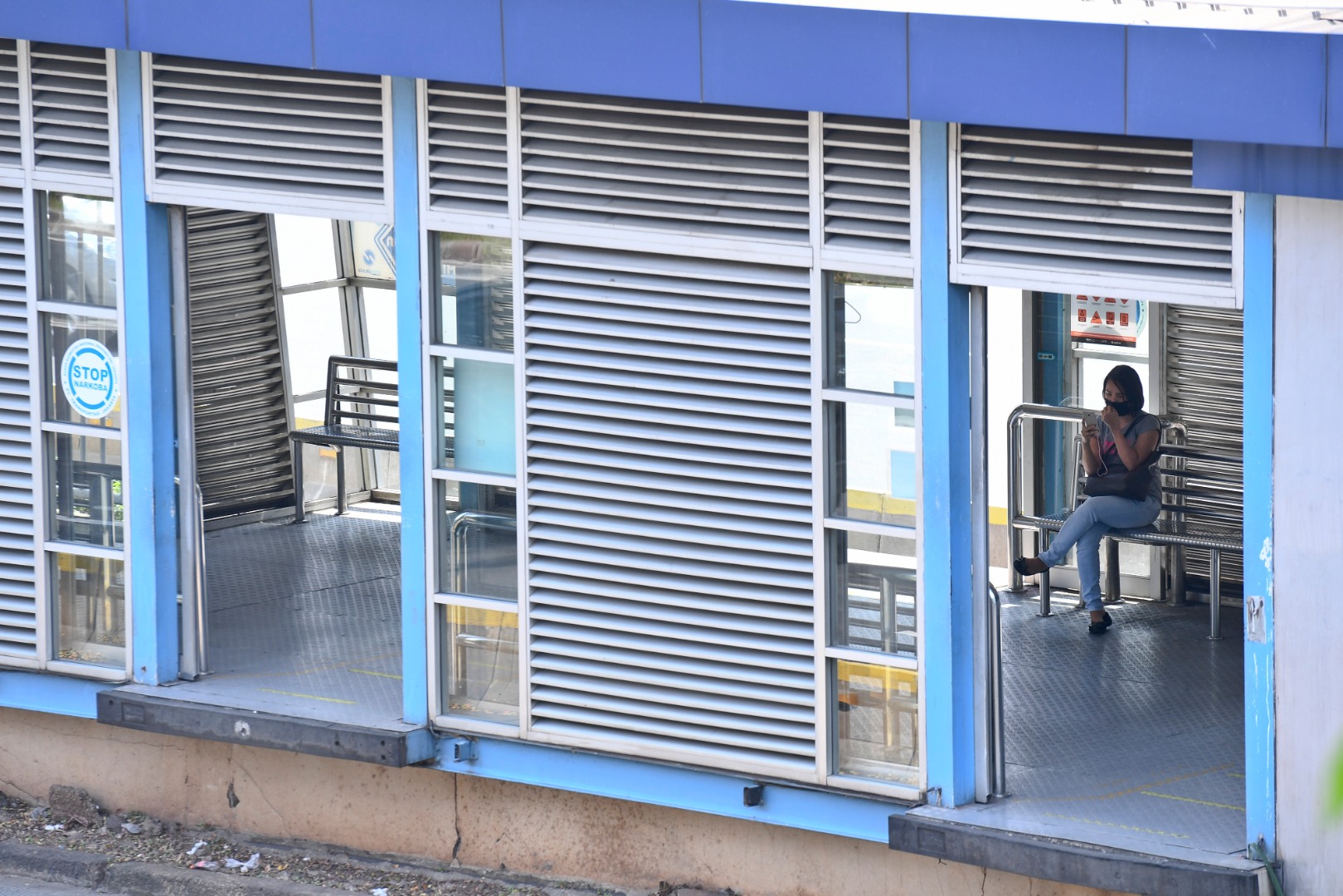 Pemprov DKI Jakarta memperpanjang pemberlakuan PSBB, situasi di halte Trans Jakarta Benhil, Jakarta.