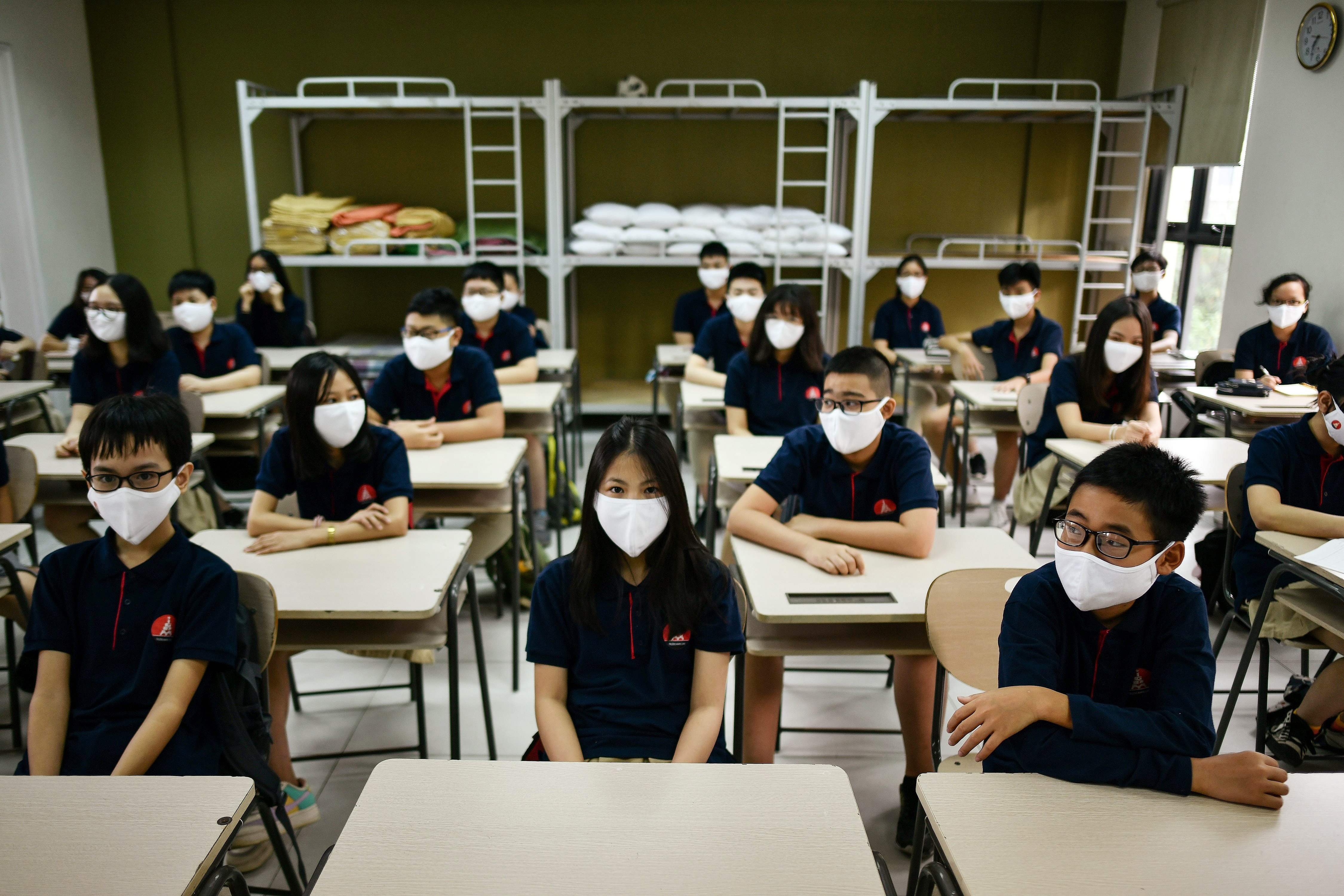 Pelajar mengenakan masker di Sekolah Marie Curie di Hanoi, Vietnam setelah sekolah itu dibuka kembali setelah tiga bulan tutup.
