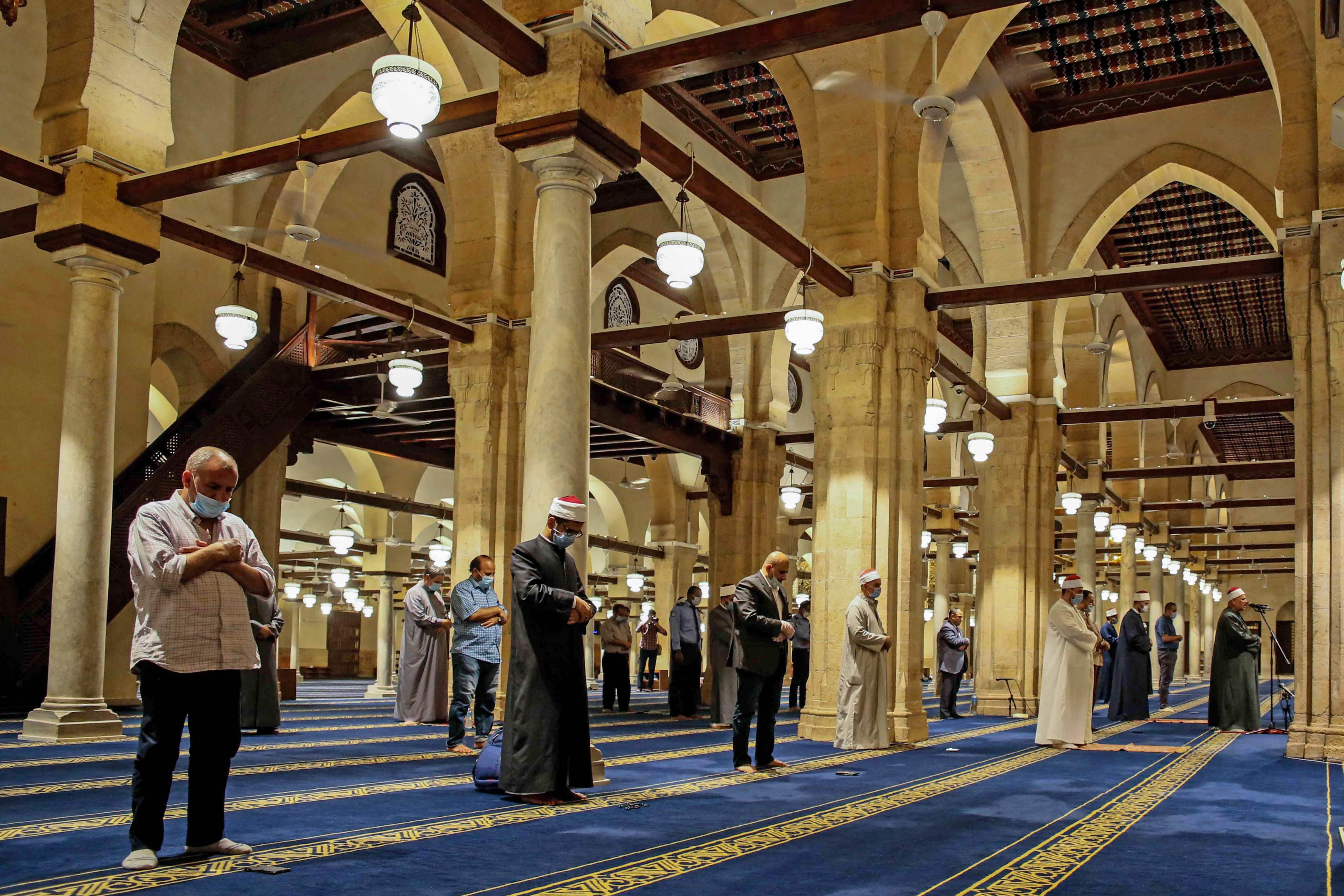 Umat muslim di Mesir melakukan Salat Tarawih dengan tetap memperhatikan social distancing di Masjid Al Azhar, Kairo.