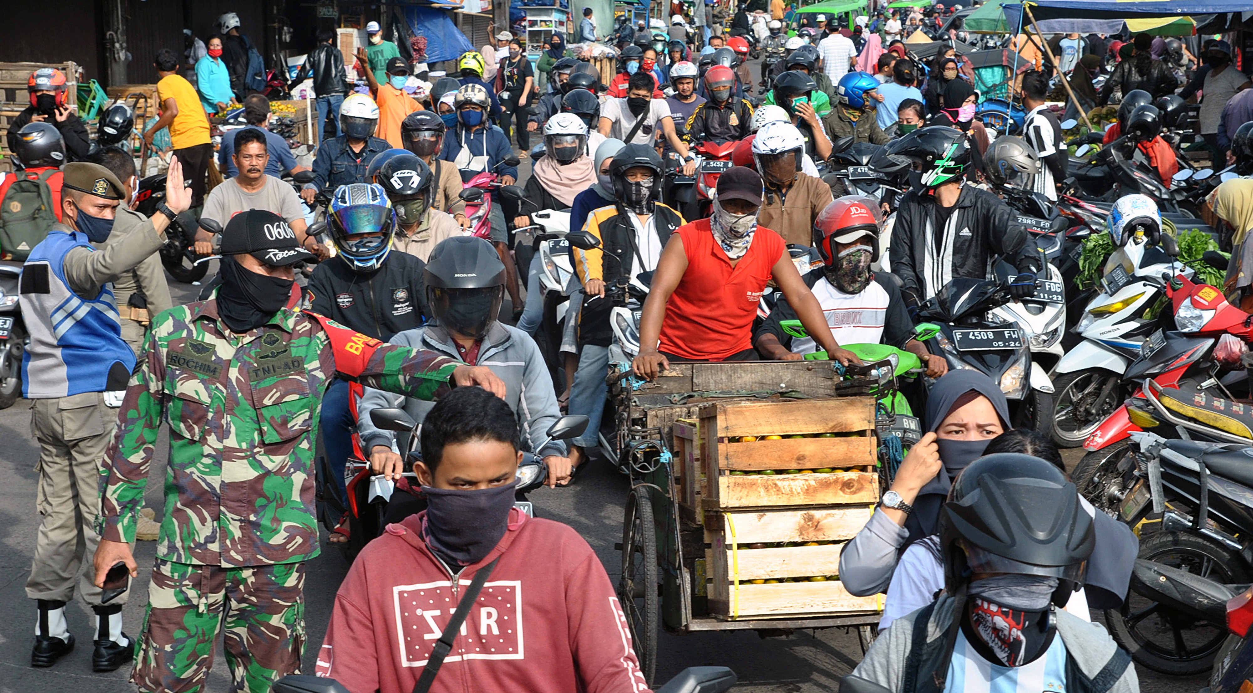 Ilustrasi - Anggota TNI AD bersama Satpol PP Kota Bogor mengatur arus lalu lintas di kawasan Pasar Anyar