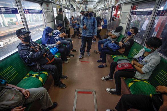 Suasana KRL Commuter Line di Bogor, Jawa Barat, Senin (20/4/2020). 