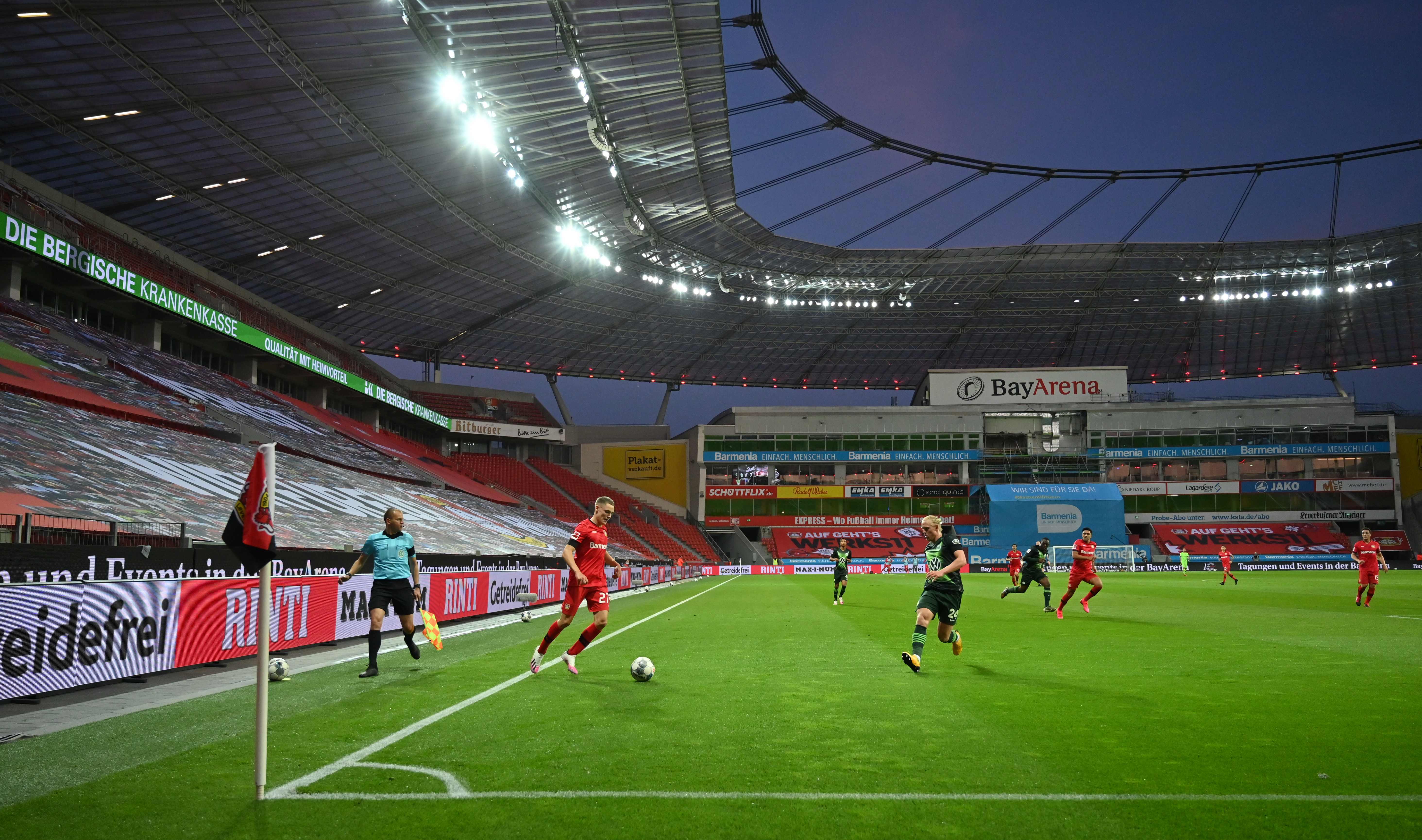 Pertandingan antara Bayer Leverkusen vs Wolfsburg dalam lanjutan Bundesliga di Stadion Bay Arena, Rabu (27/5).   