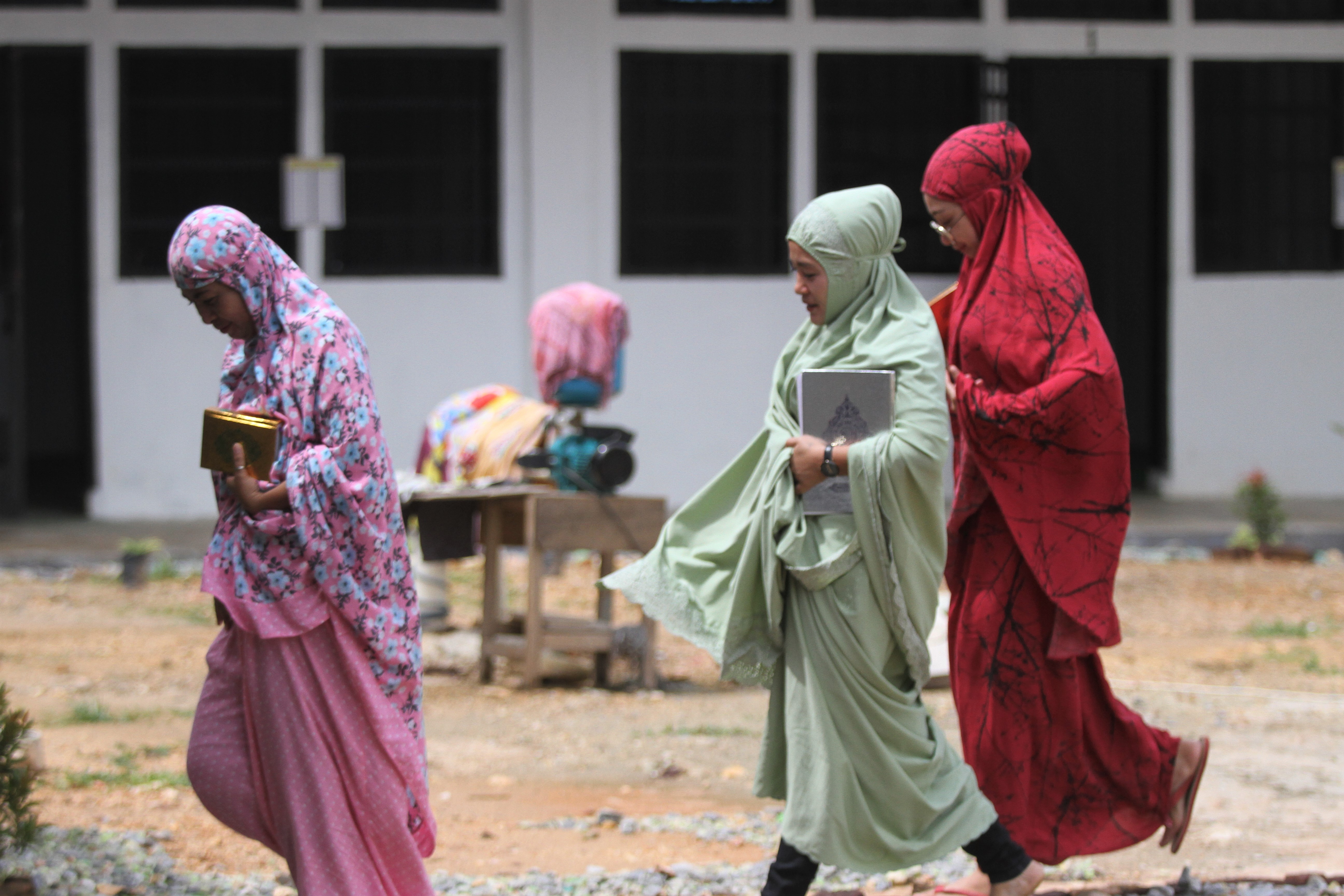 Sejumlah warga binaan Lapas perempuan Klas IIA Kendari berjalan memasuki blok kamar usai menjalankan ibadah salat berjamaah.