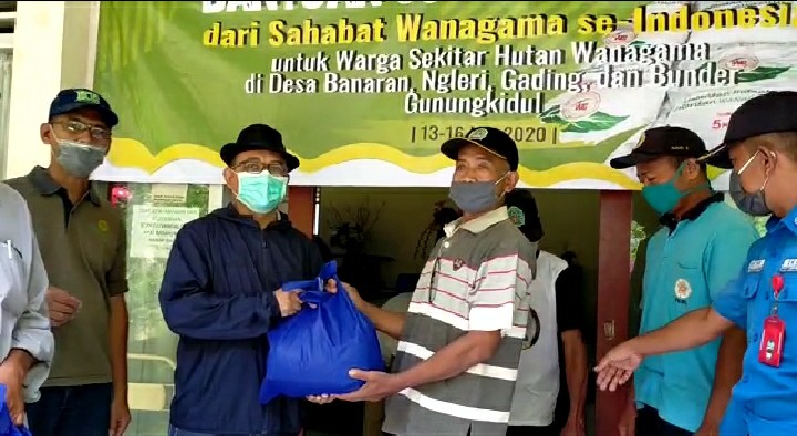 Direktur Wanagama UGM, Dwiko Budi Permadi, menyampaikan pembagian bantuan sembako kepada warga sekitar Wanagama