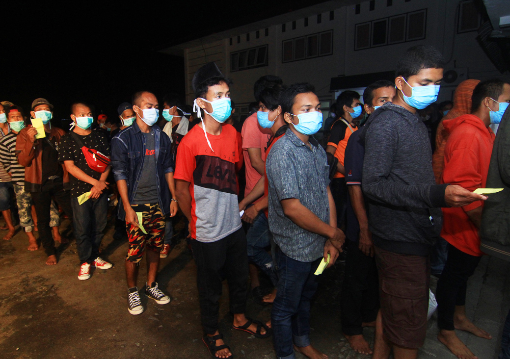 Sejumlah Pekerja Migran Indonesia (PMI) dari Malaysia berbaris untuk menjalani rapid test di Kantor Dinas Sosial Provinsi Kalbar, kemarin.