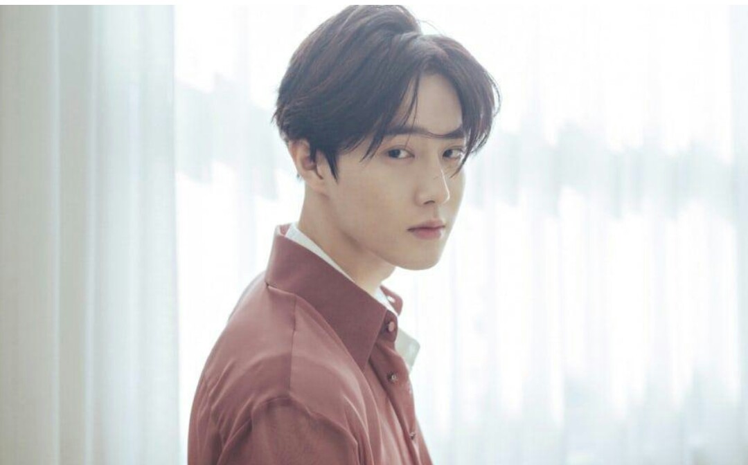 Suho anggota boyband k-POP EXO pamitan untuk menjalani wajib militer pada 14 Mei 2020.