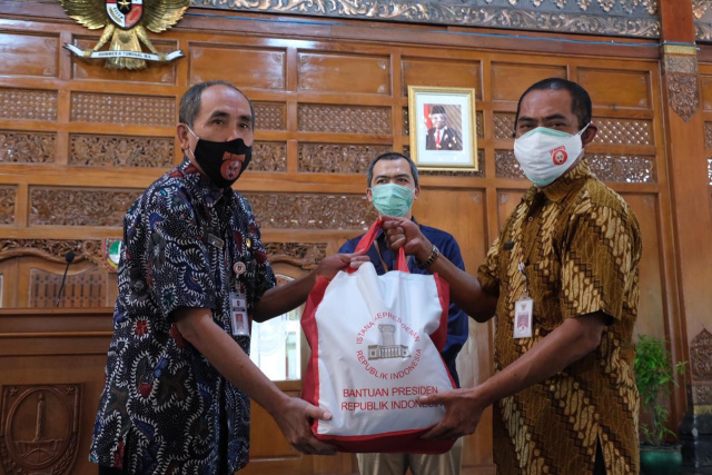 Bantuan paket sembako dari Presiden Joko Widodo diserahterimakan di Balai Kota Solo