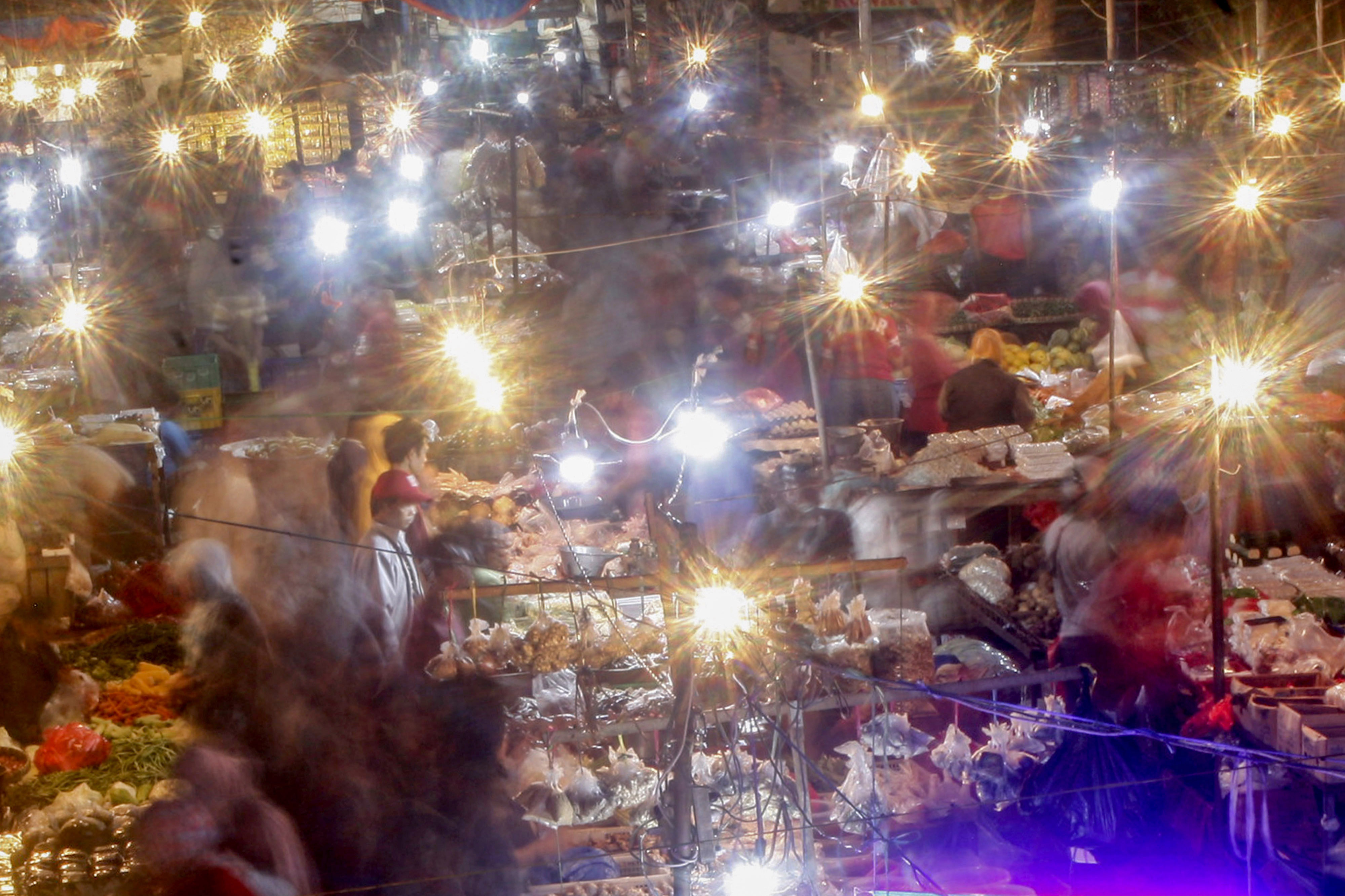 Aktivitas jual beli di Pasar Cibinong, Bogor, Jawa Barat, Selasa (12/5/2020