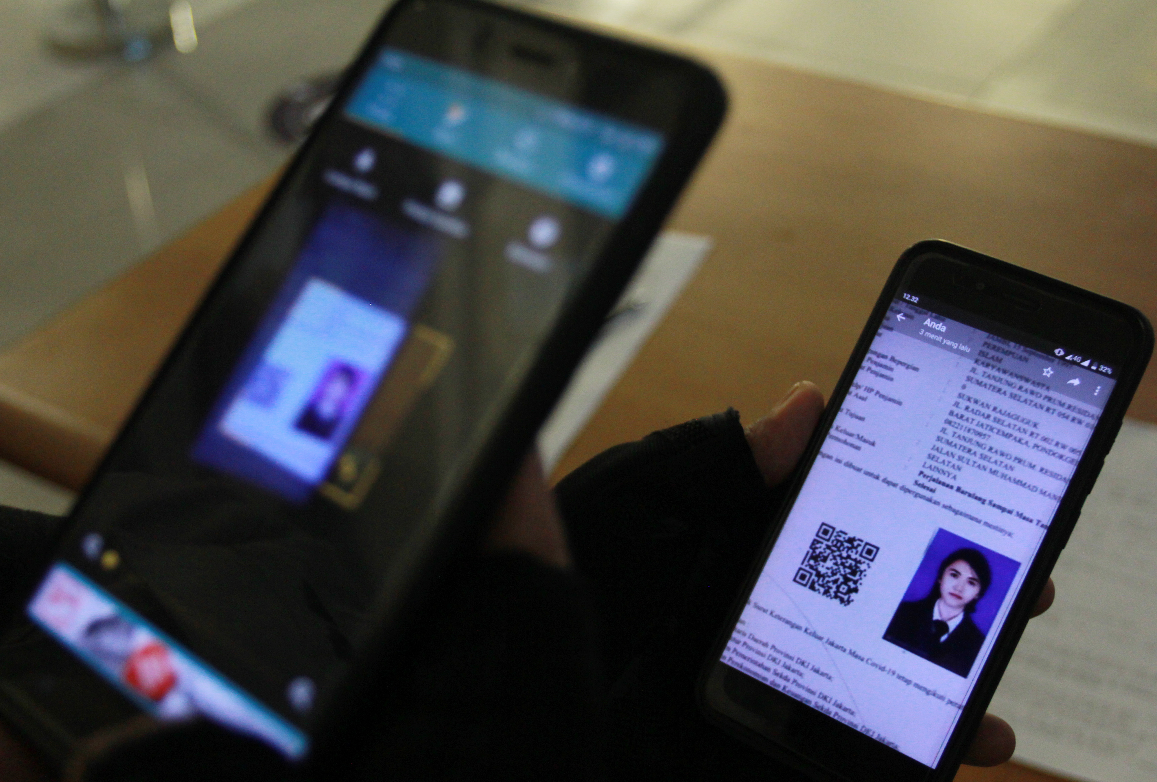 Petugas Satpol PP DKI Jakarta memindai dokumen kesehatan dan Surat Ijin Keluar Masuk (SIKM) Jakarta daring penumpang pesawat.