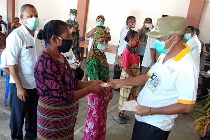 Bupati Lembata Eliazer Yentji Sunur menyerahkan BST di Desa Hadakewa, Kecamatan Lebatukan, Selasa (5/5).