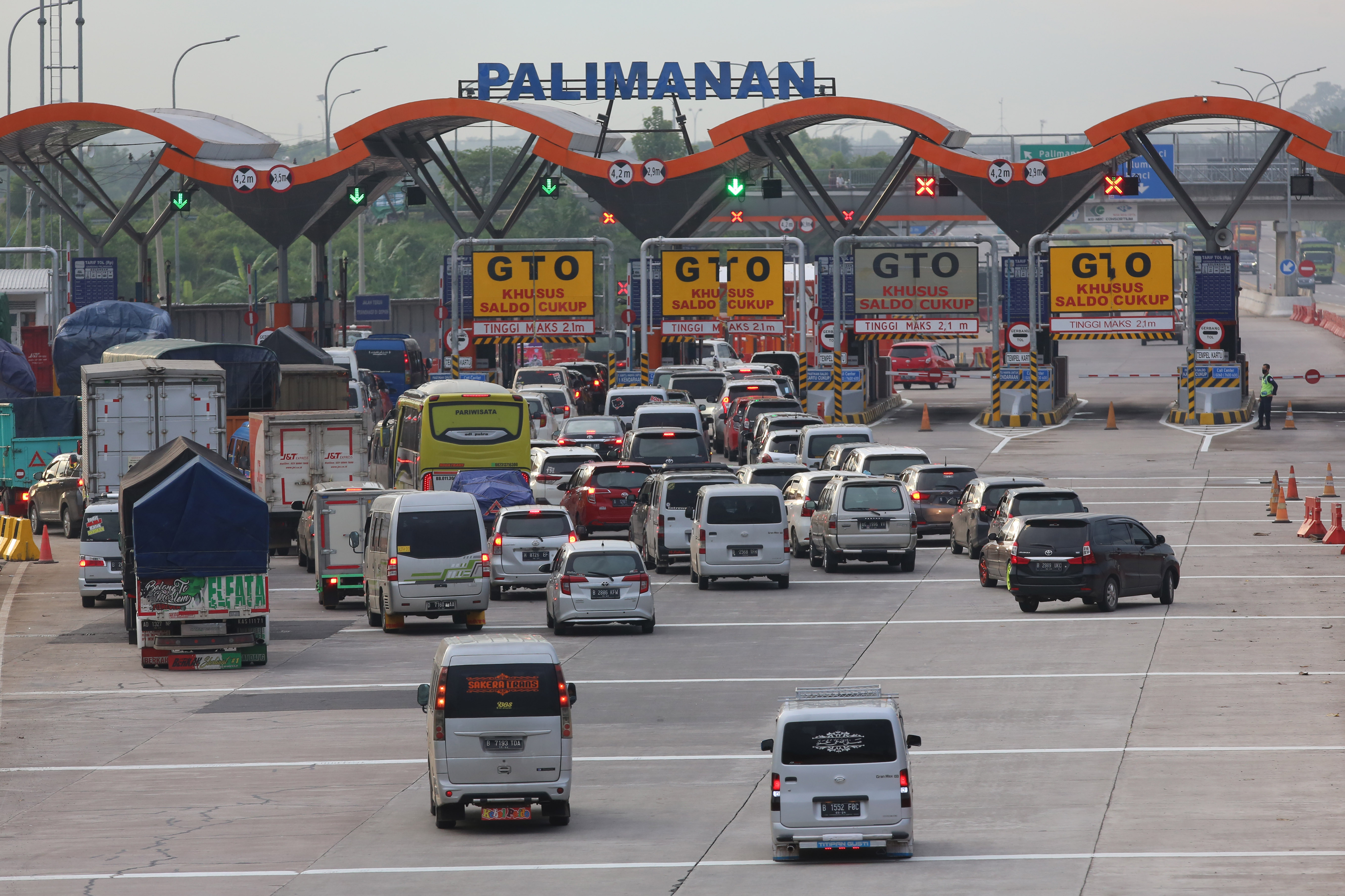 Kendaraan keluar gerbang tol Palimanan Utama, Cirebon, Jawa Barat. Untuk meninggalkan Jakarta, warga wajib memiliki SIKM.