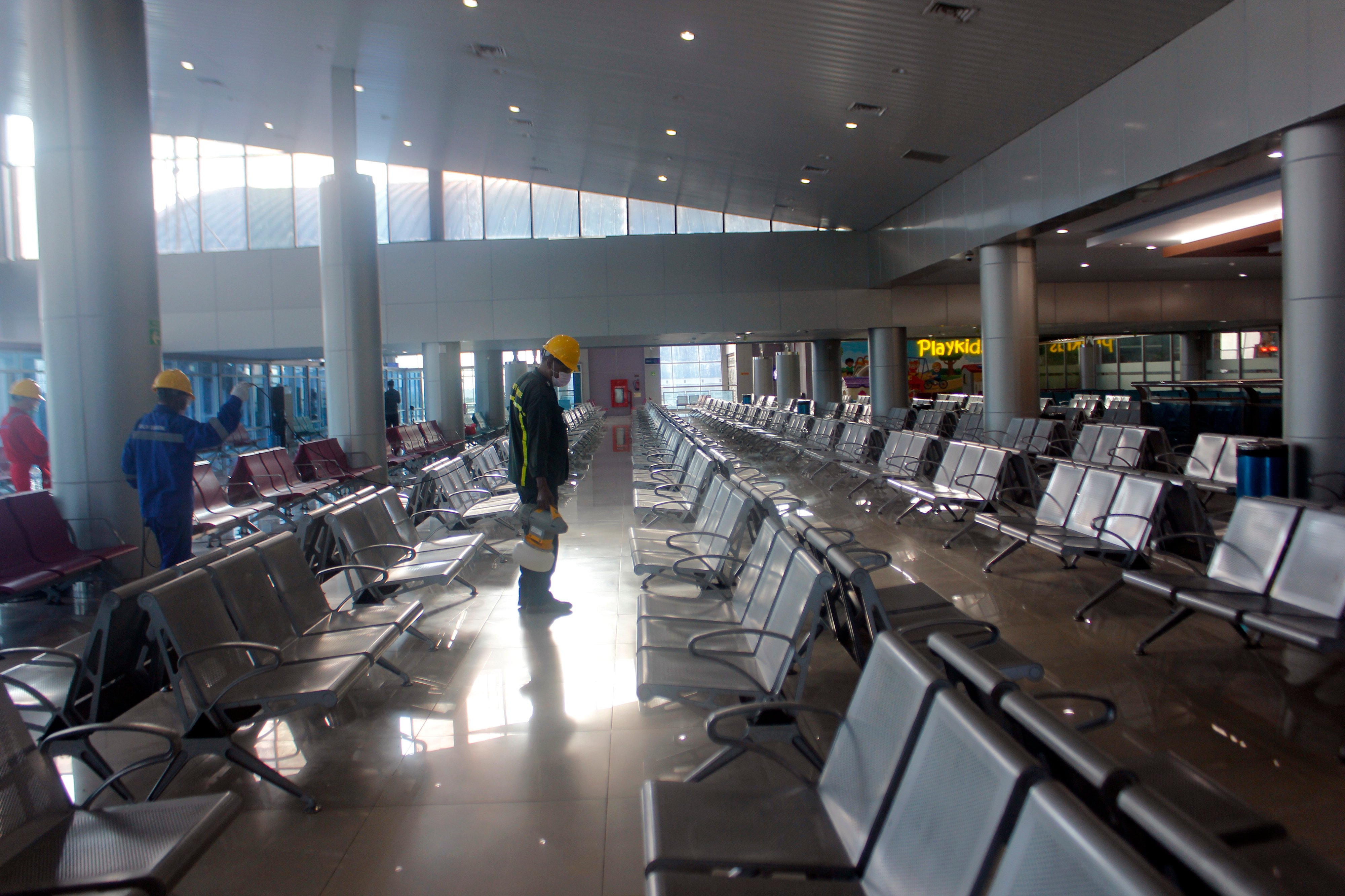 Petugas Karantina Kesehatan melakukan penyemprotan disinfektan di Bandara Domine Eduard Osok, Kota Sorong, Papua Barat. 