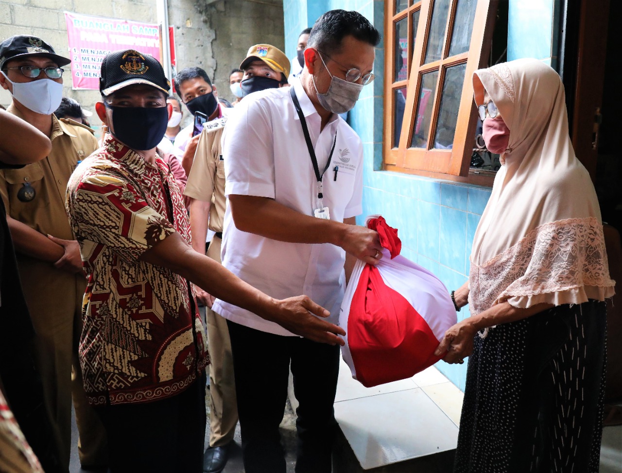 Mensos Juliari P. Batubara memberi bantuan sembako kepada warga yang terdampak pandemi Covid-19. 