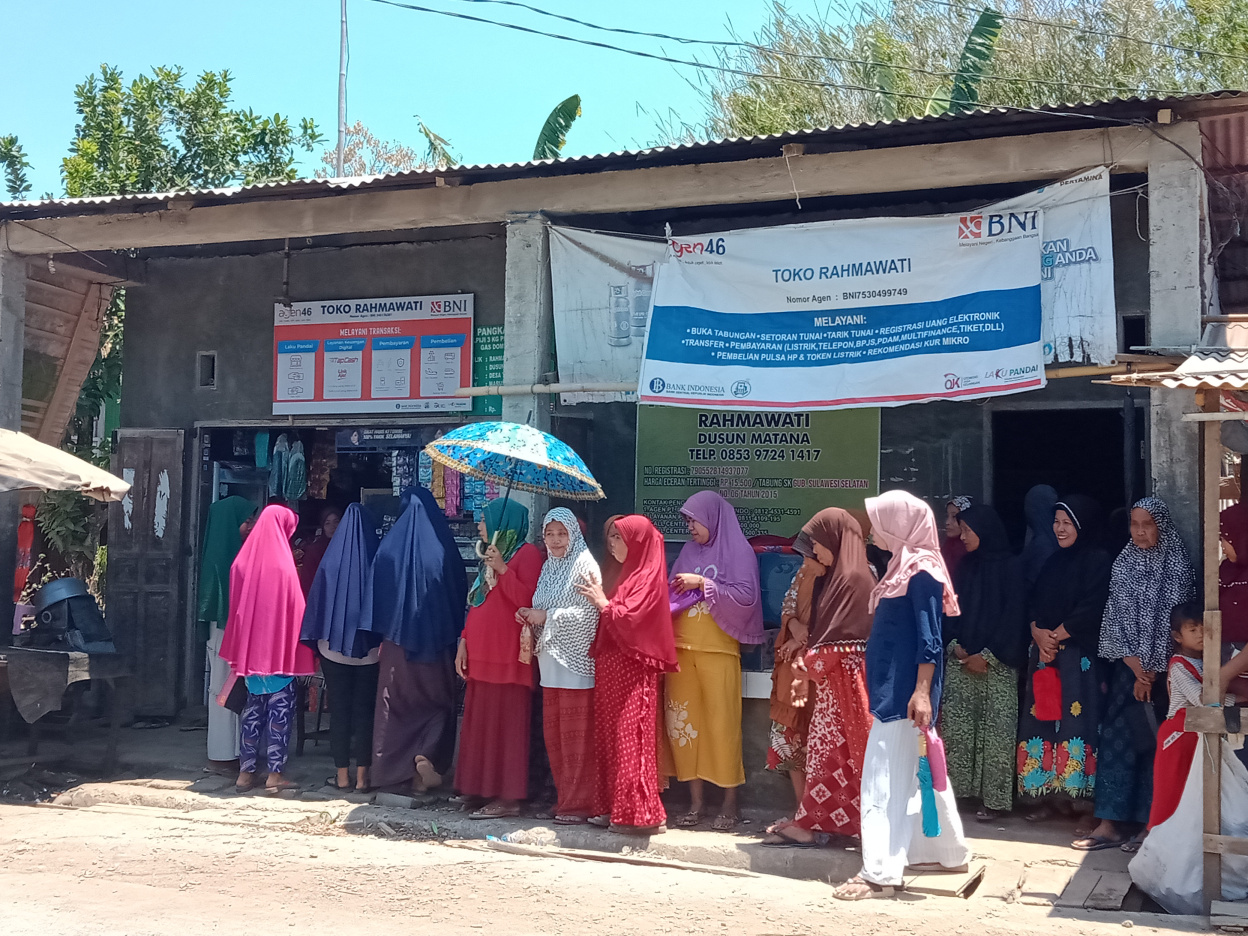 Antrian warga mengambil BLT