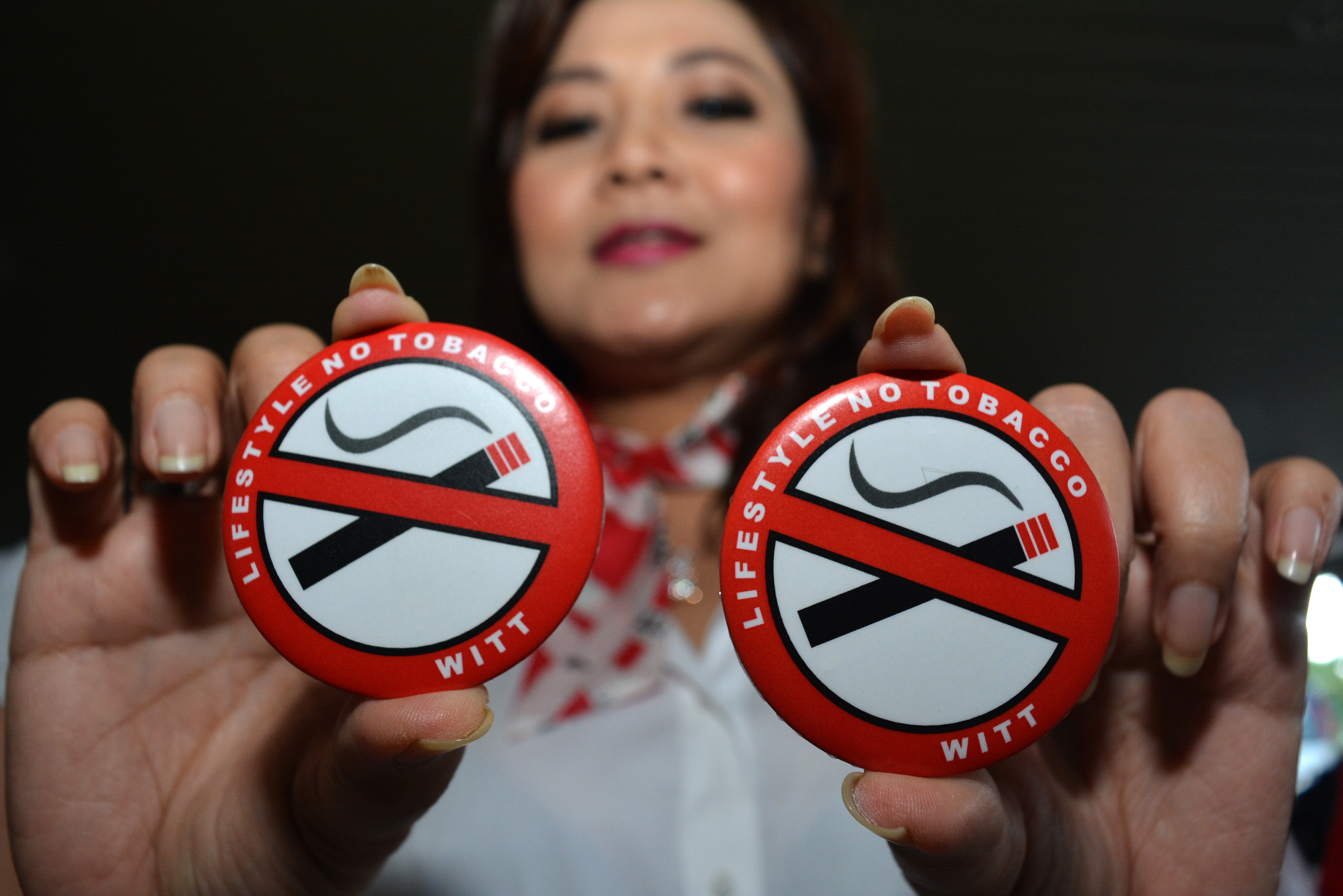 Ketua Wanita Indonesia Tanpa Tembakau (WITT) Arie Soeripan menunjukkan pin 'Lifestyle no tobacco' di Surabaya, Jawa Timur.