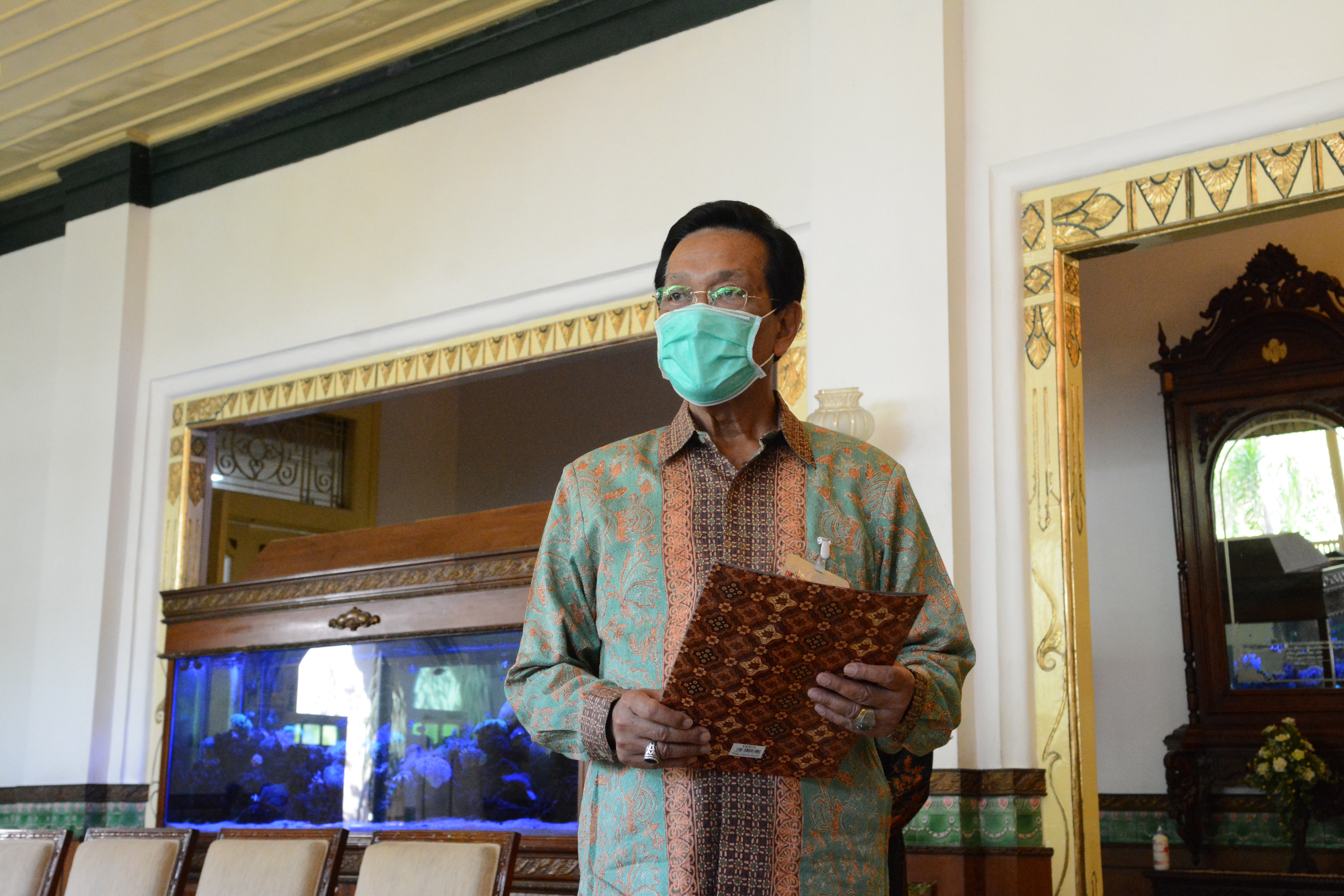 Gubernur Daerah Istimewa Yogyakarta Sri Sultan Hamengku Buwono X saat mengumumkan penerima bantuan sosial tunai, Jumat (15/5/2020).
