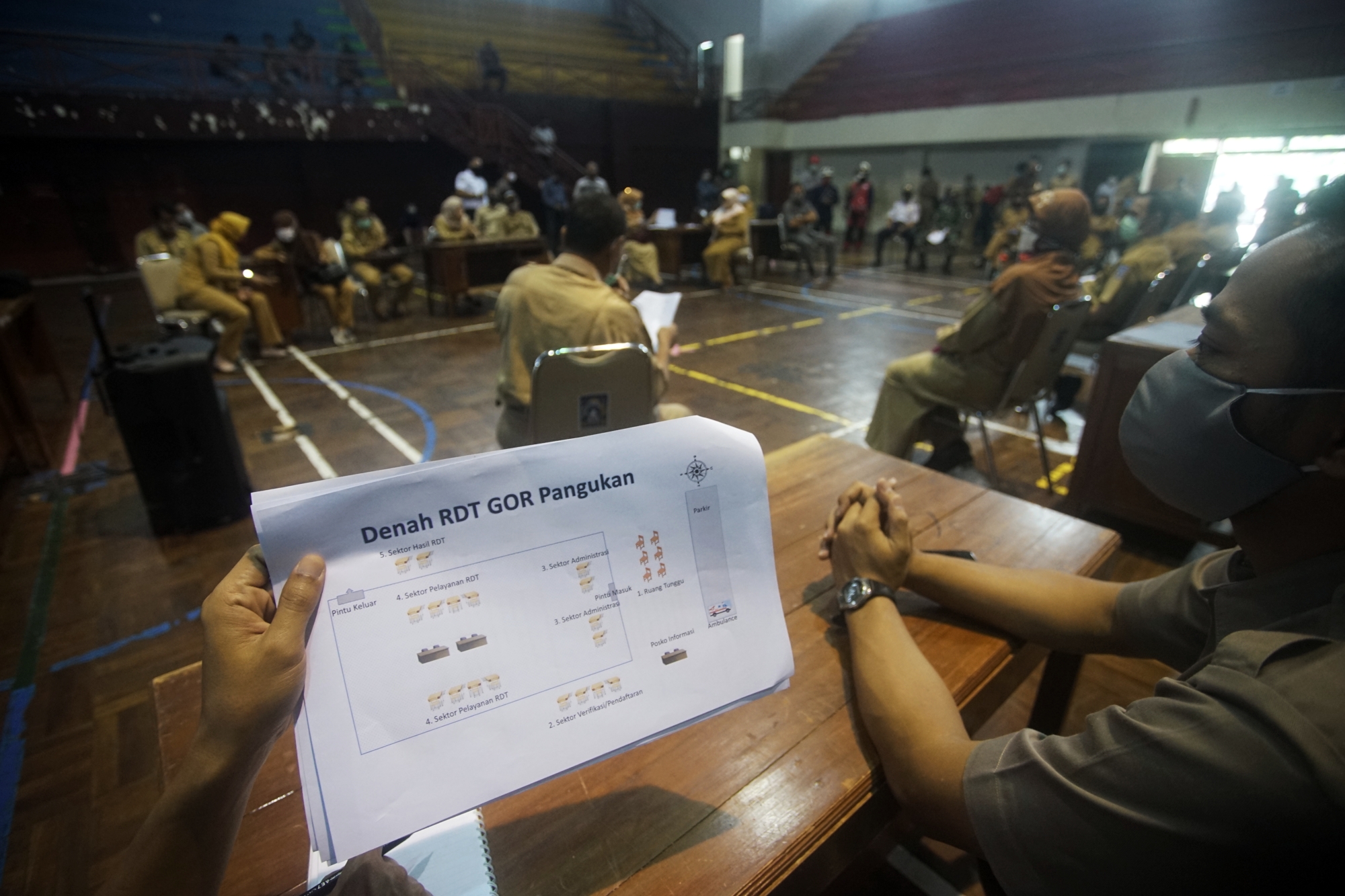 Personel Gugus Tugas Penanganan Covid-19 Sleman melakukan rapat di GOR Pangukan, Senin (10/5) jelang pelaksanaan rapid test massal.