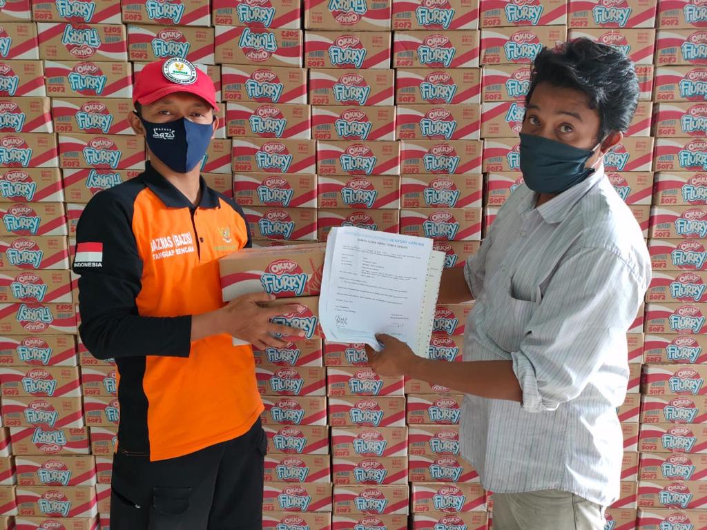 Bantuan diterima secara langsung oleh Komandan Baznas Bazis Tanggap Bencana, Suyud Yudiman.