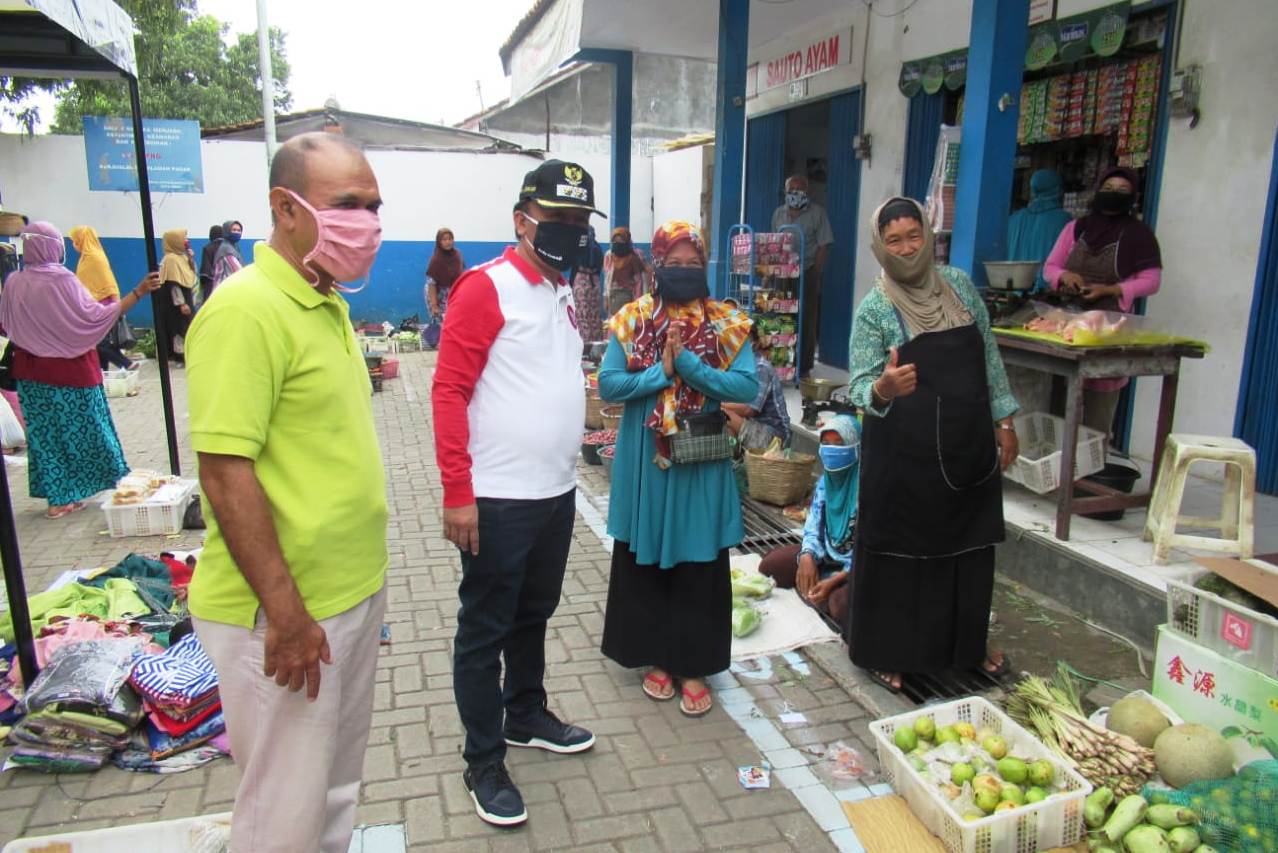 Wakil Wali Kota Tegal, M Jumadi (kaos lengan panjang) meninjau pembatasan antarpedagang di Pasar Bandung, Kota Tegal, Sabtu (2/5).