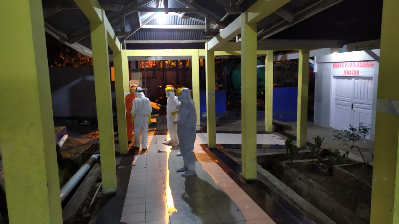 Tim pemusalaran bersiap di depan kamar mayat RS  RSUD Chasan Boesoirie , Kota Ternate, Maluku Utara, Rabu (13/5/2020)