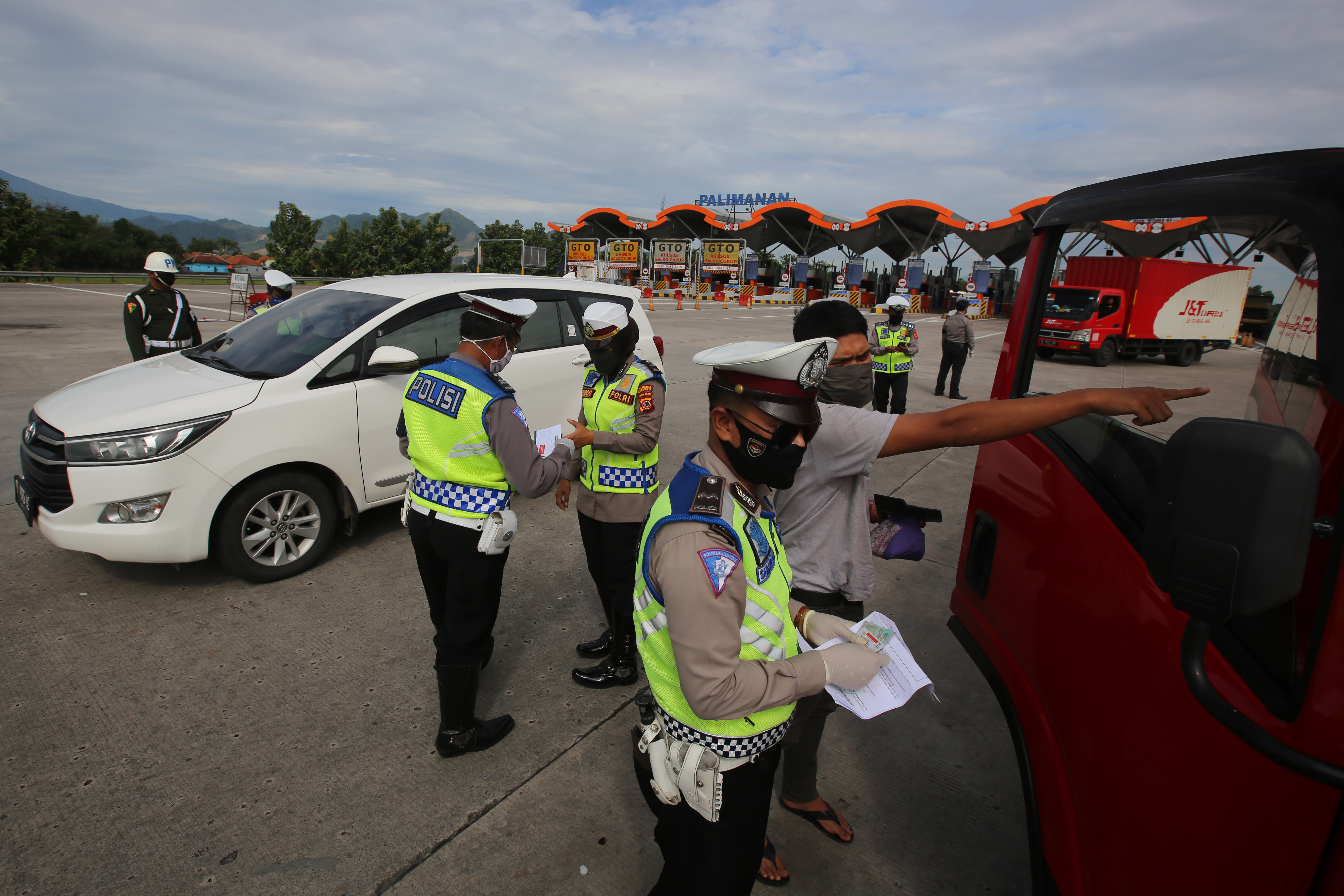 Petugas gabungan memeriksa SIKM pengendara agar bisa melintasi perbatasan wilayah.