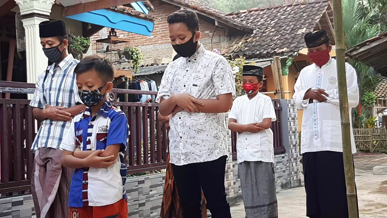 Jemaah Islam Aboge melakukan Salat Id pada hari ini, Senin (25/5).