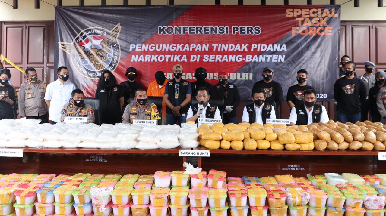 SATGASUS Bareskrim Mabes Polri menggerebek gudang penyimpanan Narkoba jenis sabu seberat 821 kilogram di salah satu ruko, di Serang, Banten.