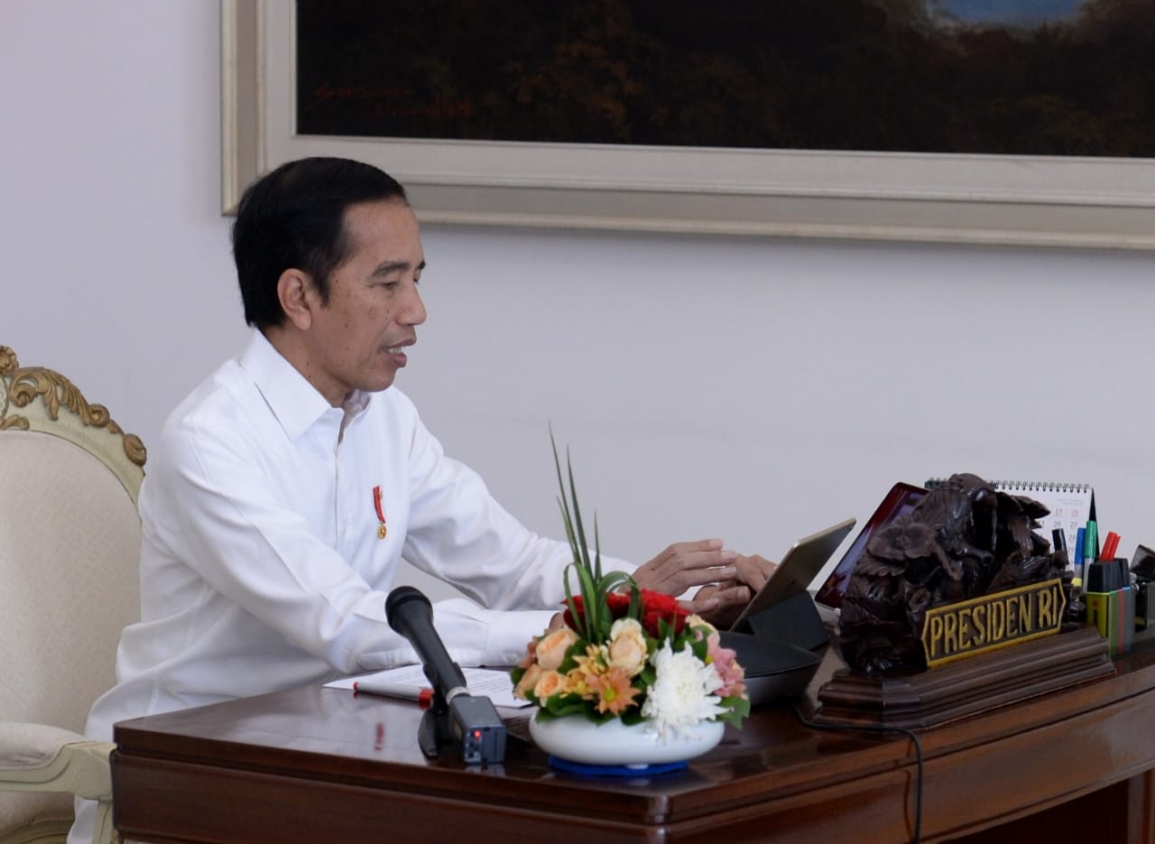 Presiden Joko Widodo saat menggelar rapat terbatas melalui video conference