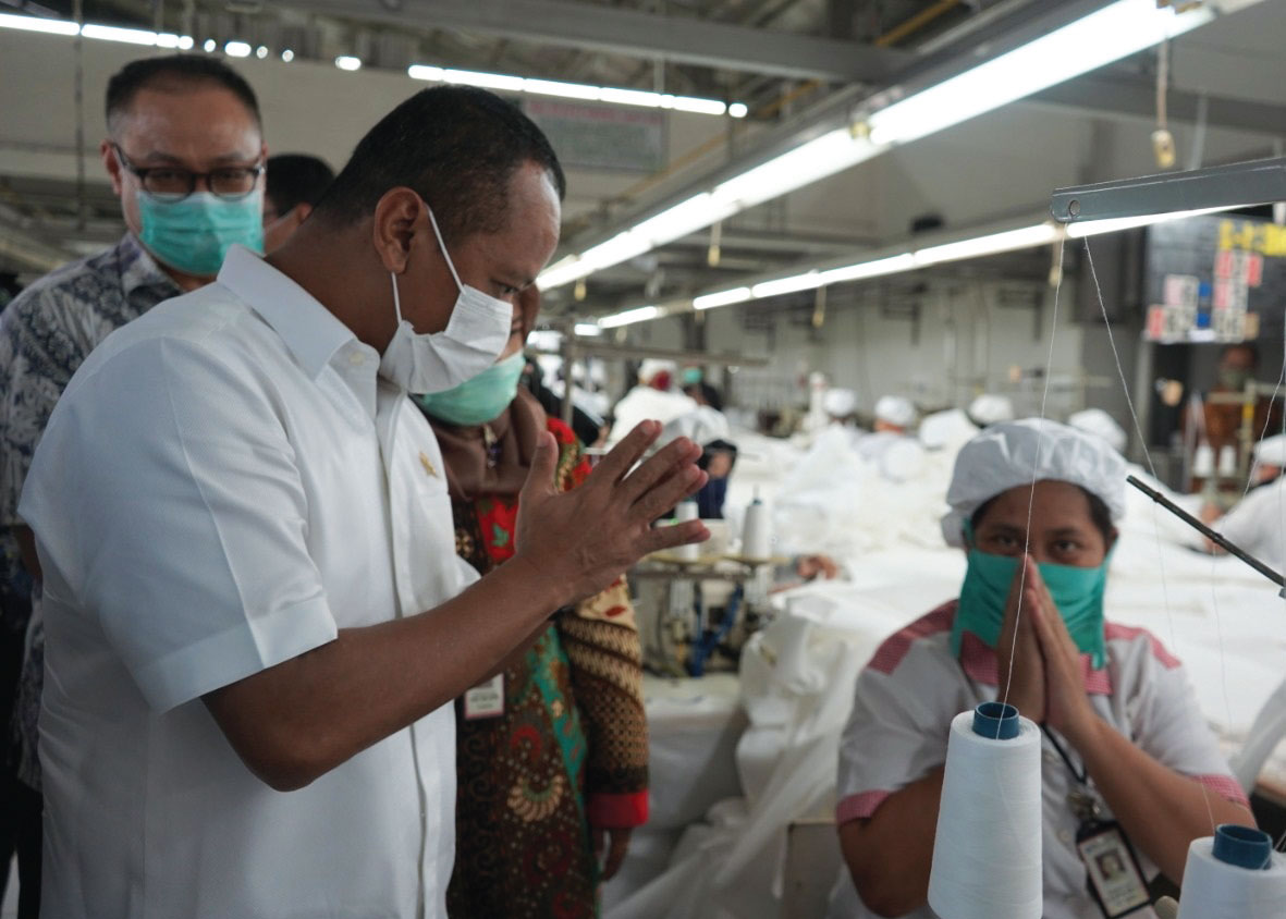 Kunjungan Kepala BKPM ke produsen baju hazmat PT GA Indonesia di Bogor, Jawa Barat