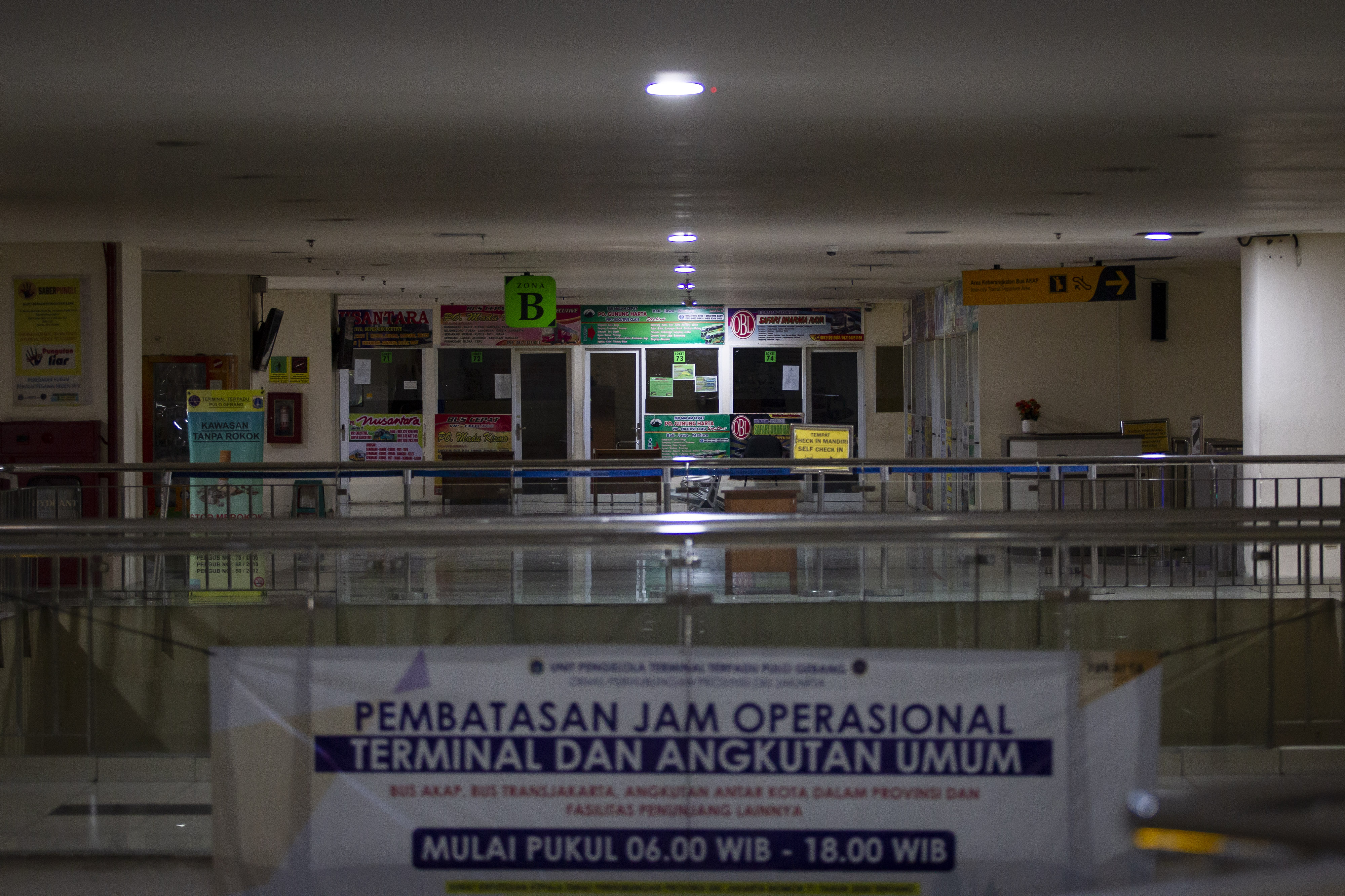 Suasana Terminal Terpadu Pulo Gebang di Jakarta yang tutup, Rabu (6/5).