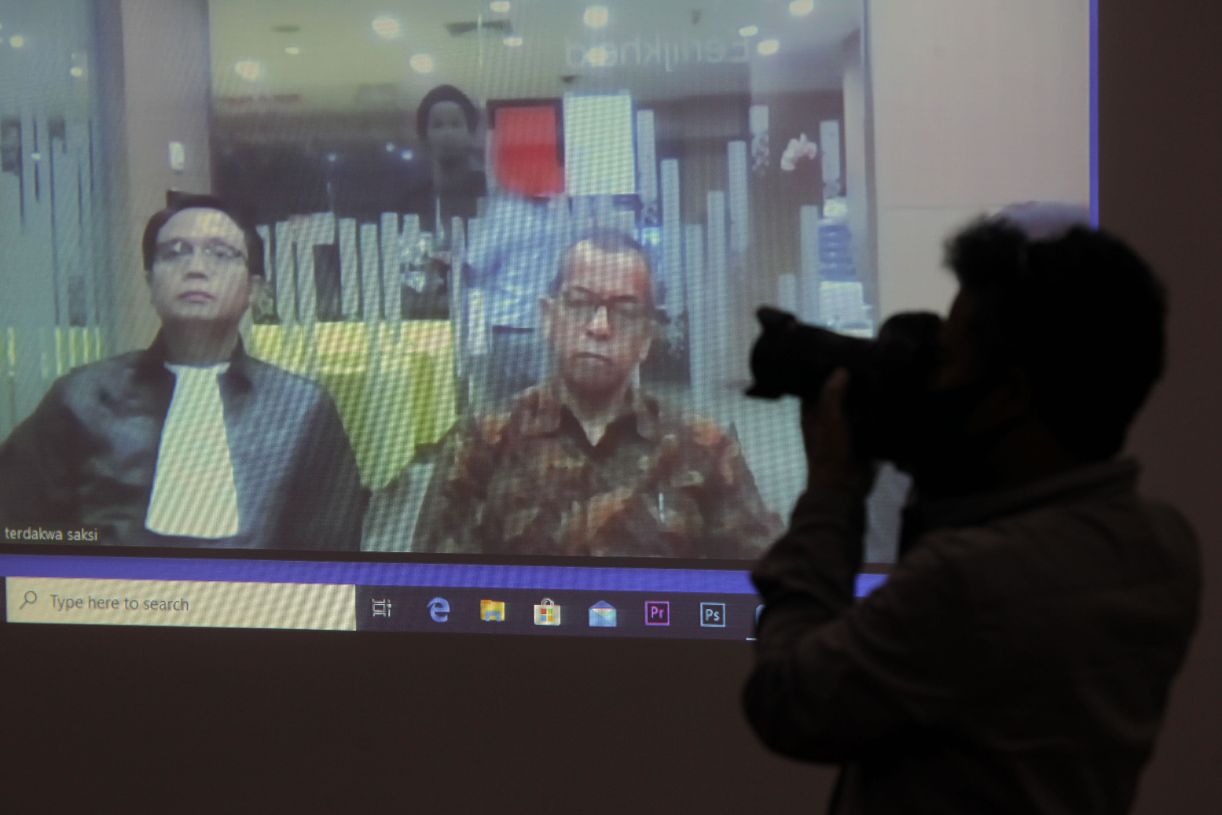 Petugas KPK mengabadikan sidang daring tindak pidana korupsi kasus suap pengadaan pesawat PT Garuda Indonesia, Emirsyah Satar.
