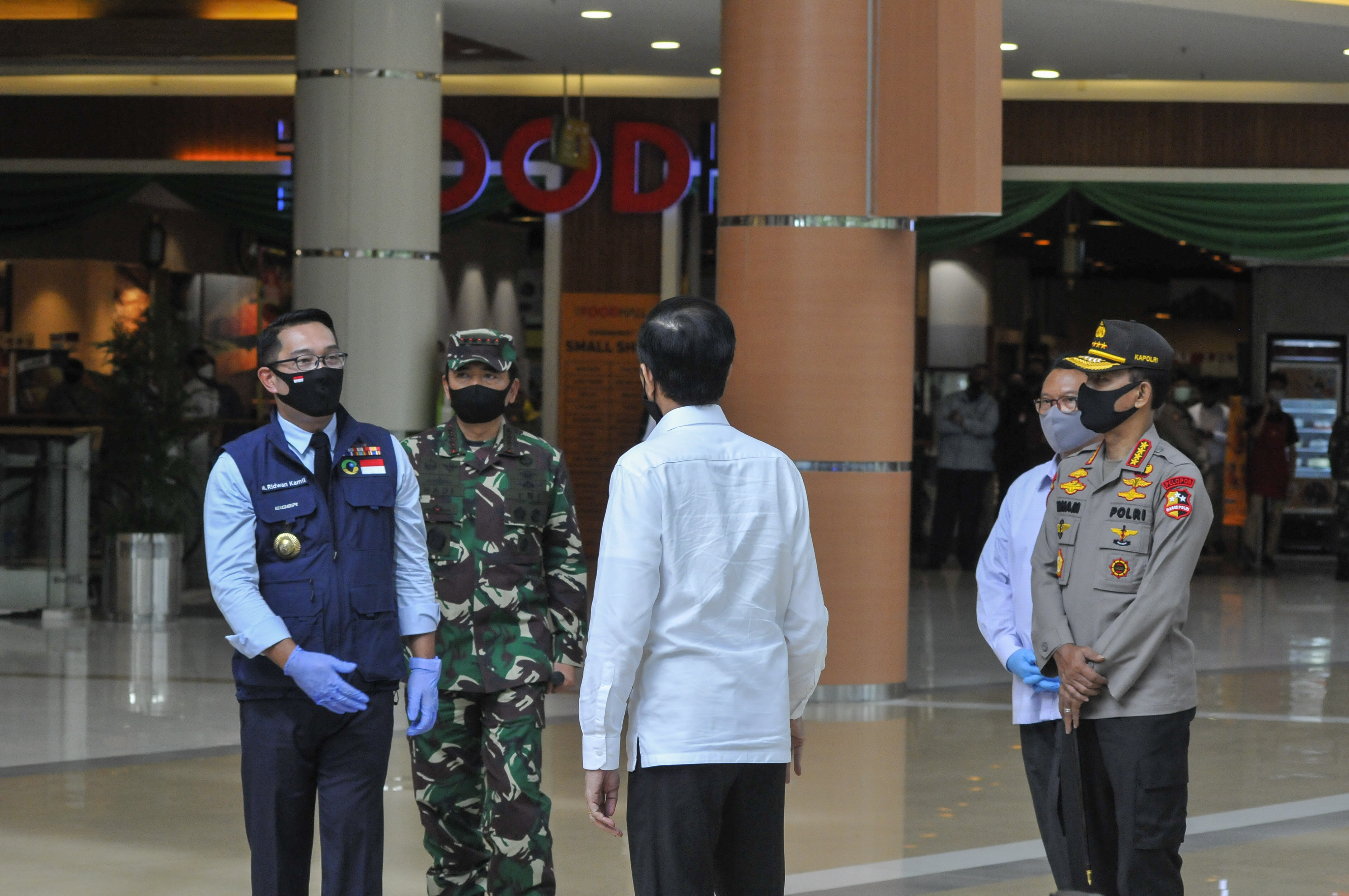  Presiden Joko Widodo (tengah) bersama Gubernur Jawa Barat Ridwan Kamil (kiri)